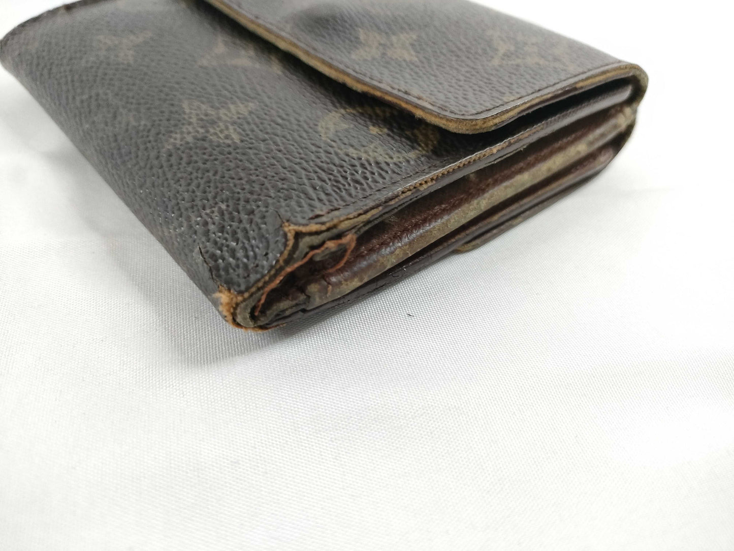 LOUIS VUITTON Monogram LV Bi-Fold Wallet Wallet