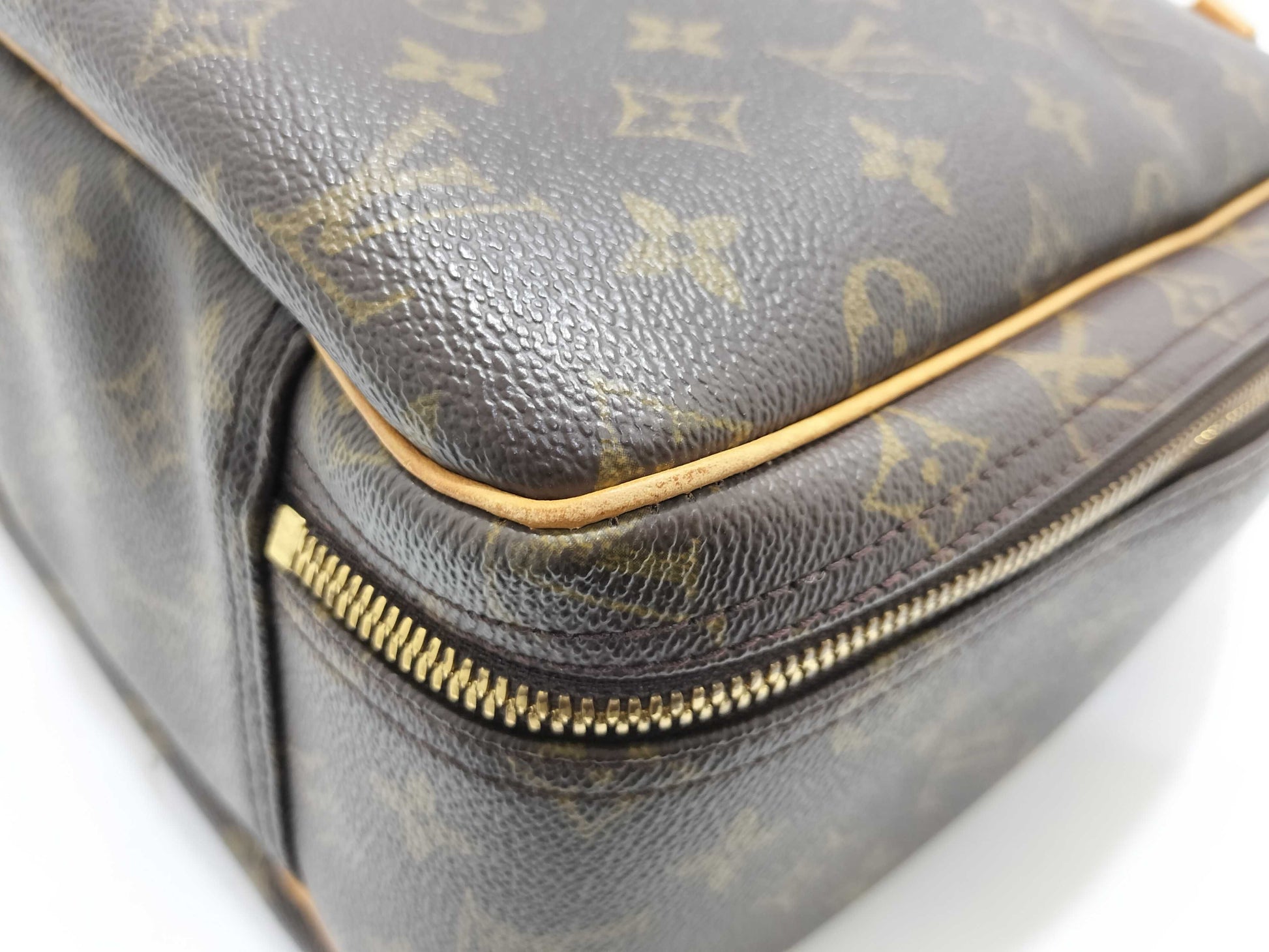 LOUIS VUITTON Monogram LOUIS VUITTON Monogram Excursion Handbag