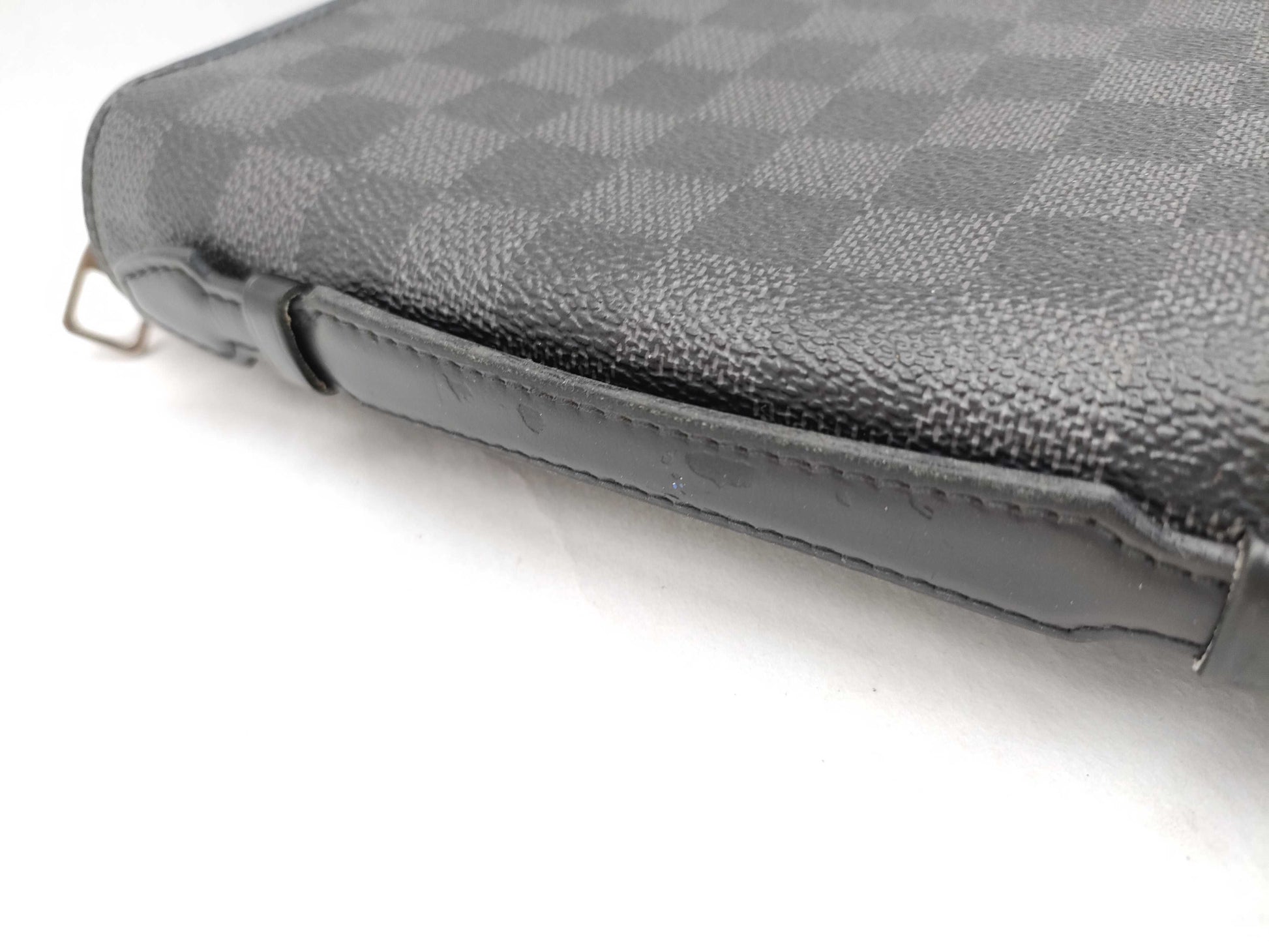 LOUIS VUITTON Damier Graffit LV Damier Graffit Zippy XL Clutch Bag