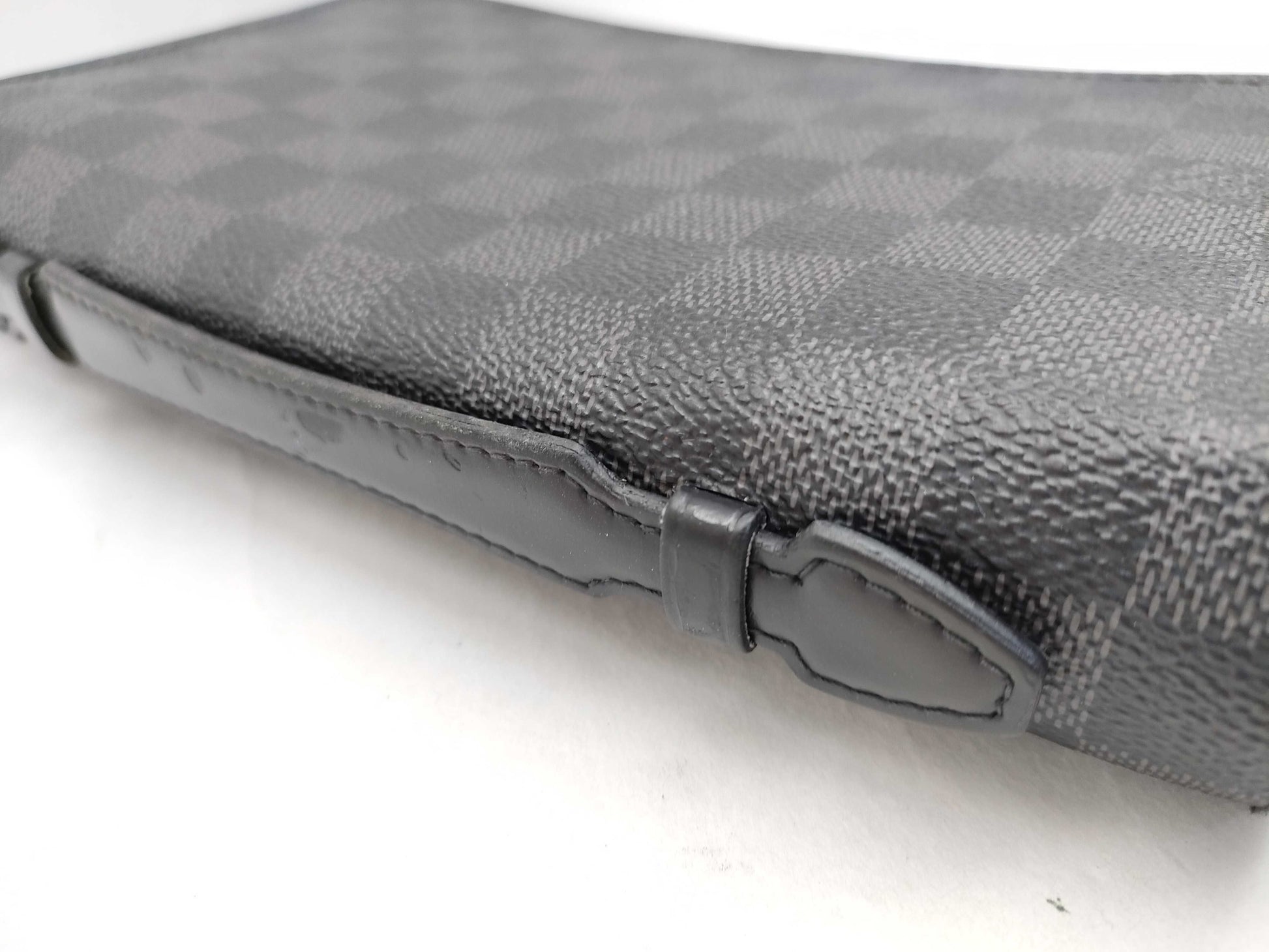 LOUIS VUITTON Damier Graffit LV Damier Graffit Zippy XL Clutch Bag