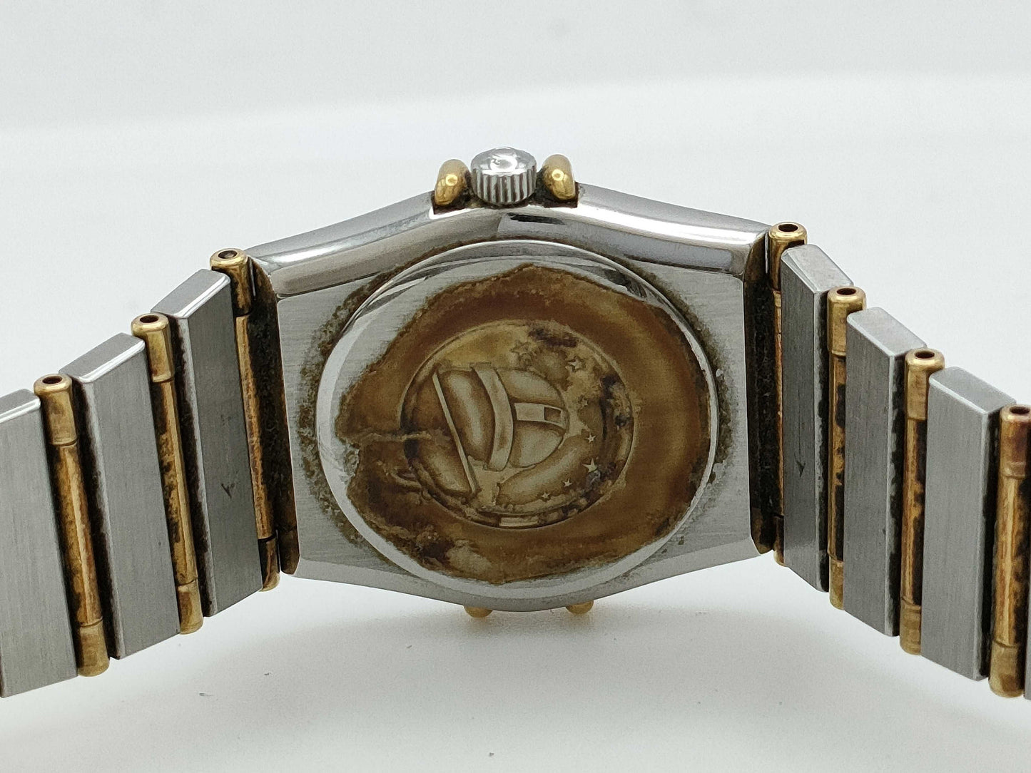 OMEGA 6104 465 Quartz Gold Dial Immovable No Guaranteed Operation Women's Watch
