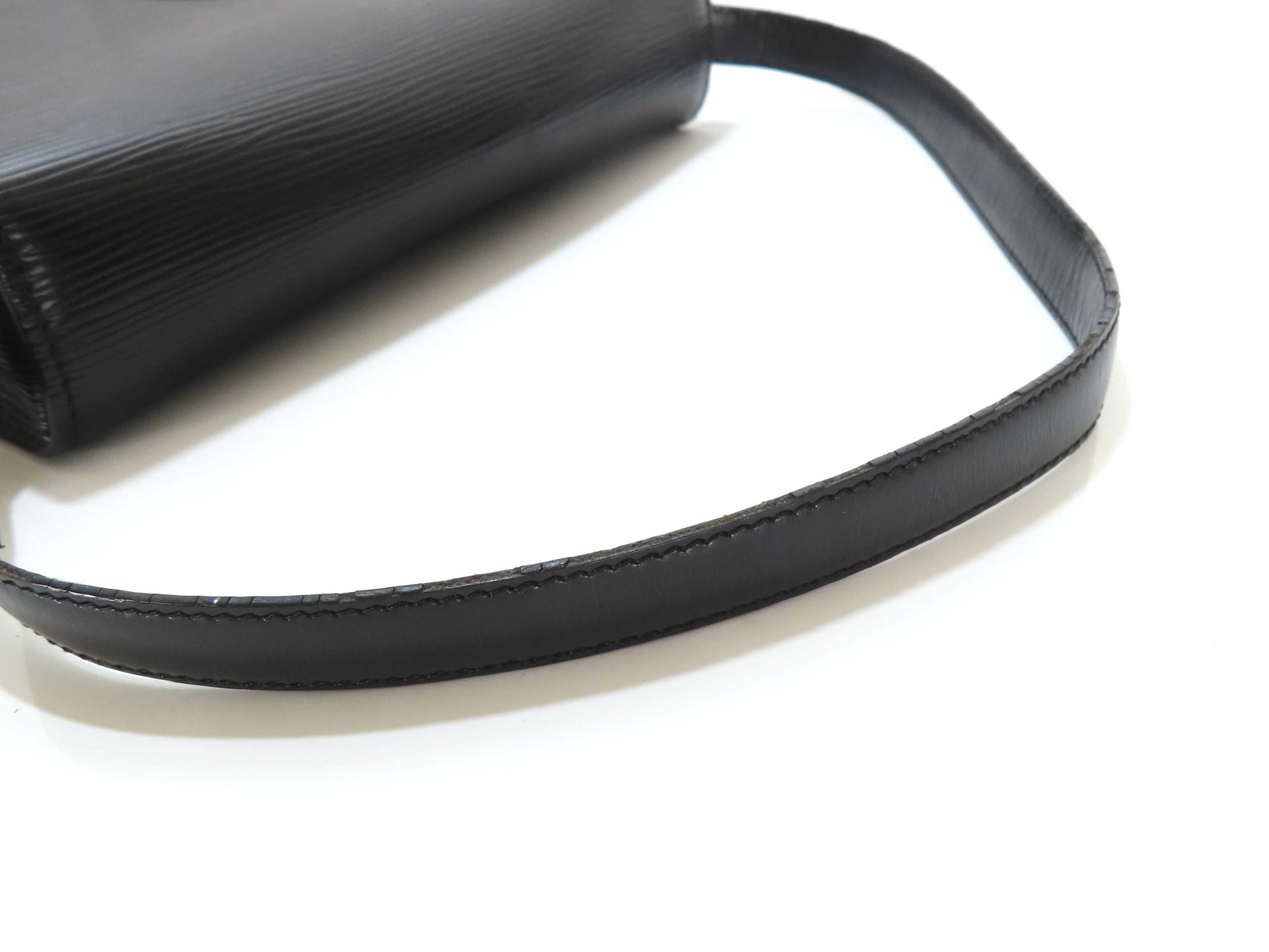 LOUIS VUITTON Epi LOUIS VUITTON Saint-Cloud Epi/Noir Shoulder Bag