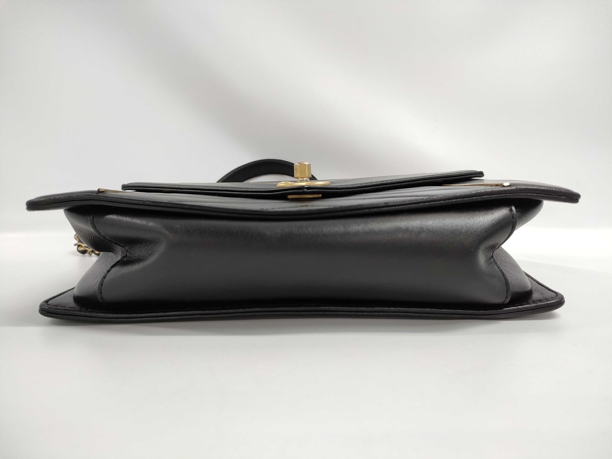 CHANEL CHANEL Chevron Chain Shoulder Bag in Calfskin/Black/GD