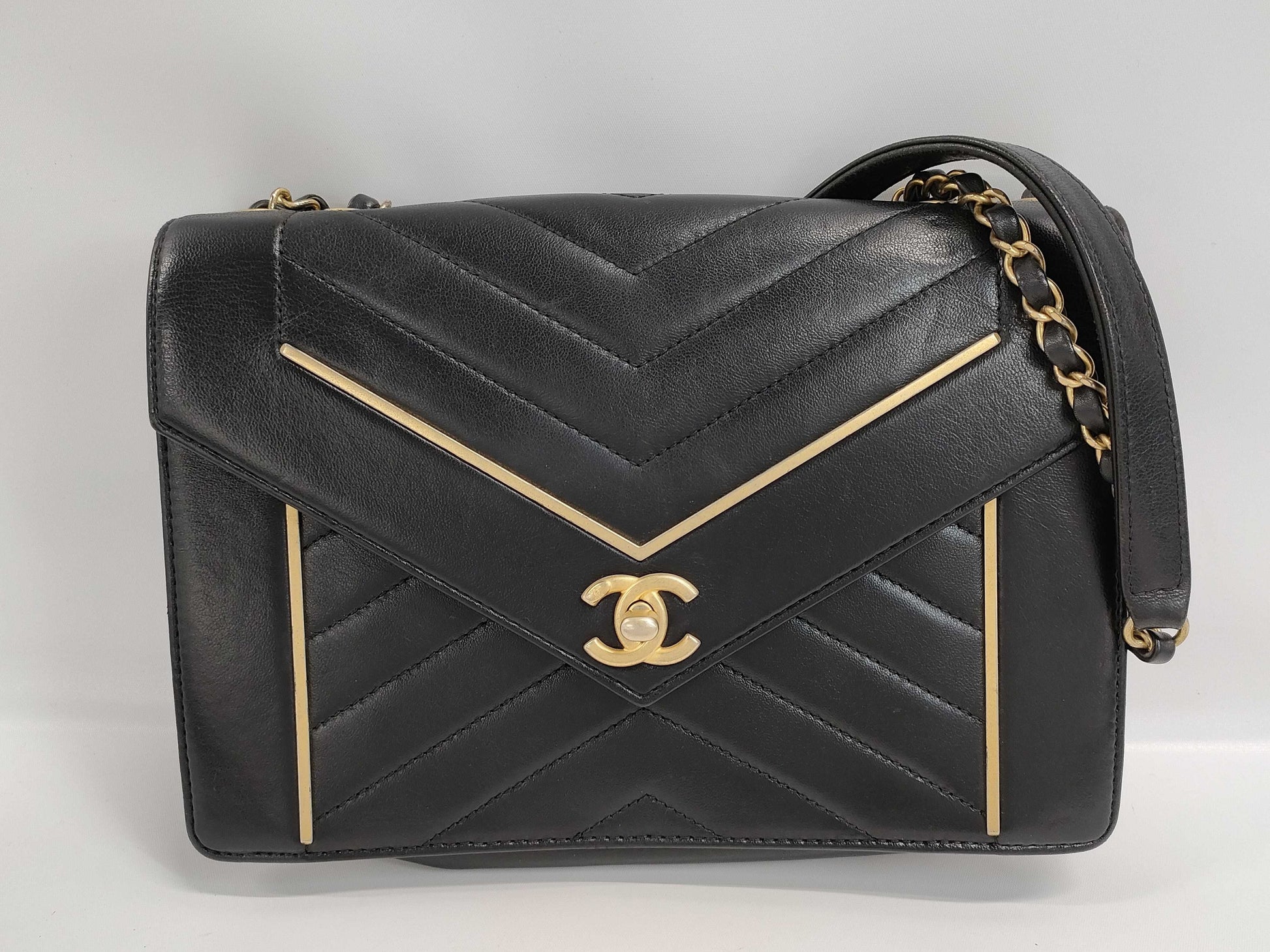 CHANEL CHANEL Chevron Chain Shoulder Bag in Calfskin/Black/GD