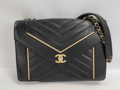 CHANEL CHANEL Chevron Chain Shoulder Bag in Calfskin/Black/GD