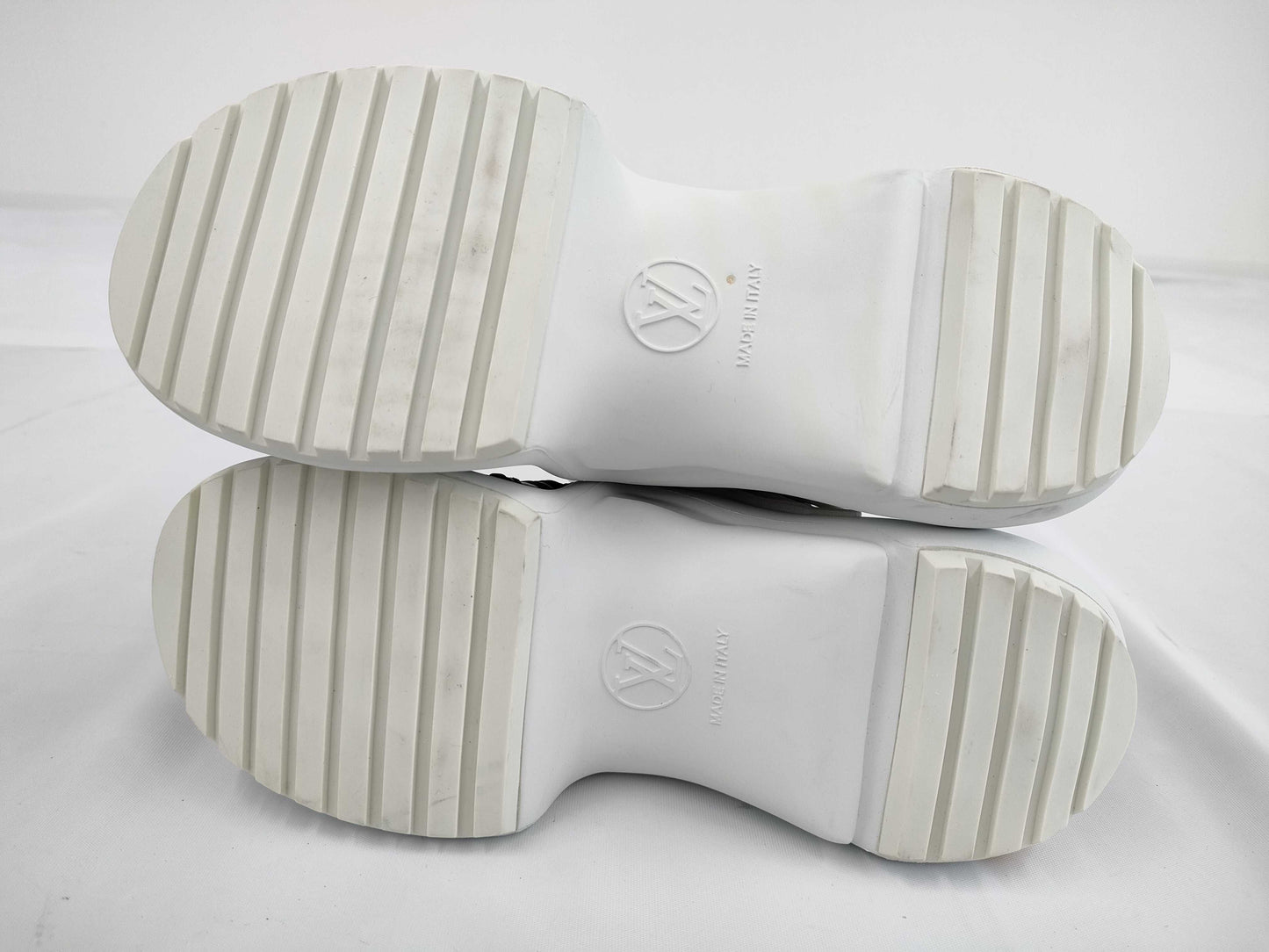 LOUIS VUITTON Arclight size 34.5 sneakers