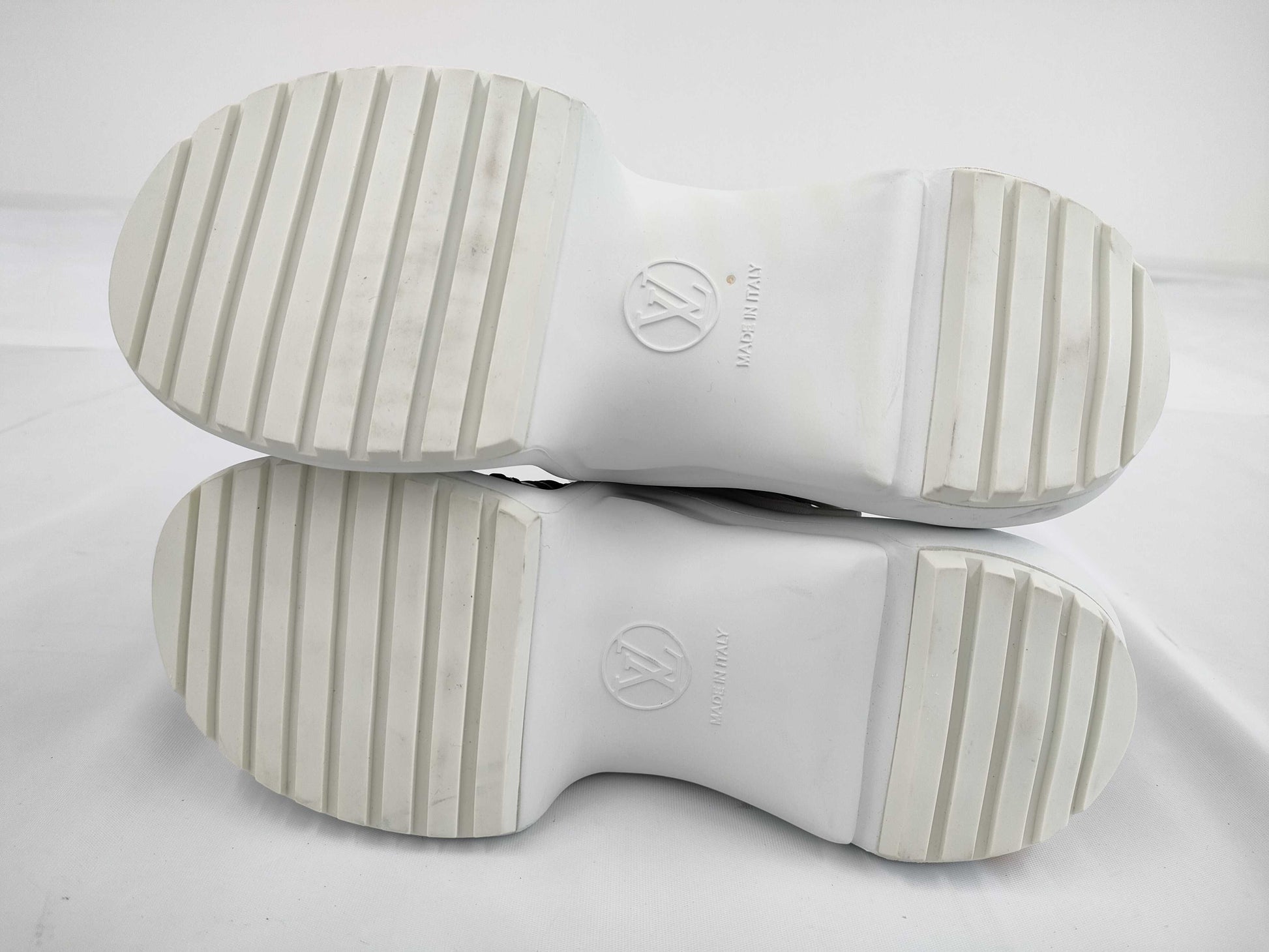 LOUIS VUITTON Arclight size 34.5 sneakers