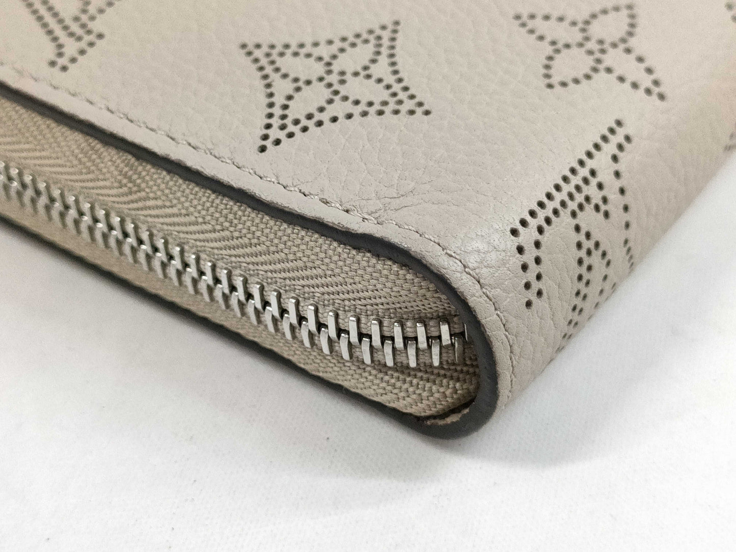 LOUIS VUITTON M69821 Monogram Mahina Zippy Wallet, Greige, with Box and Dust Bag