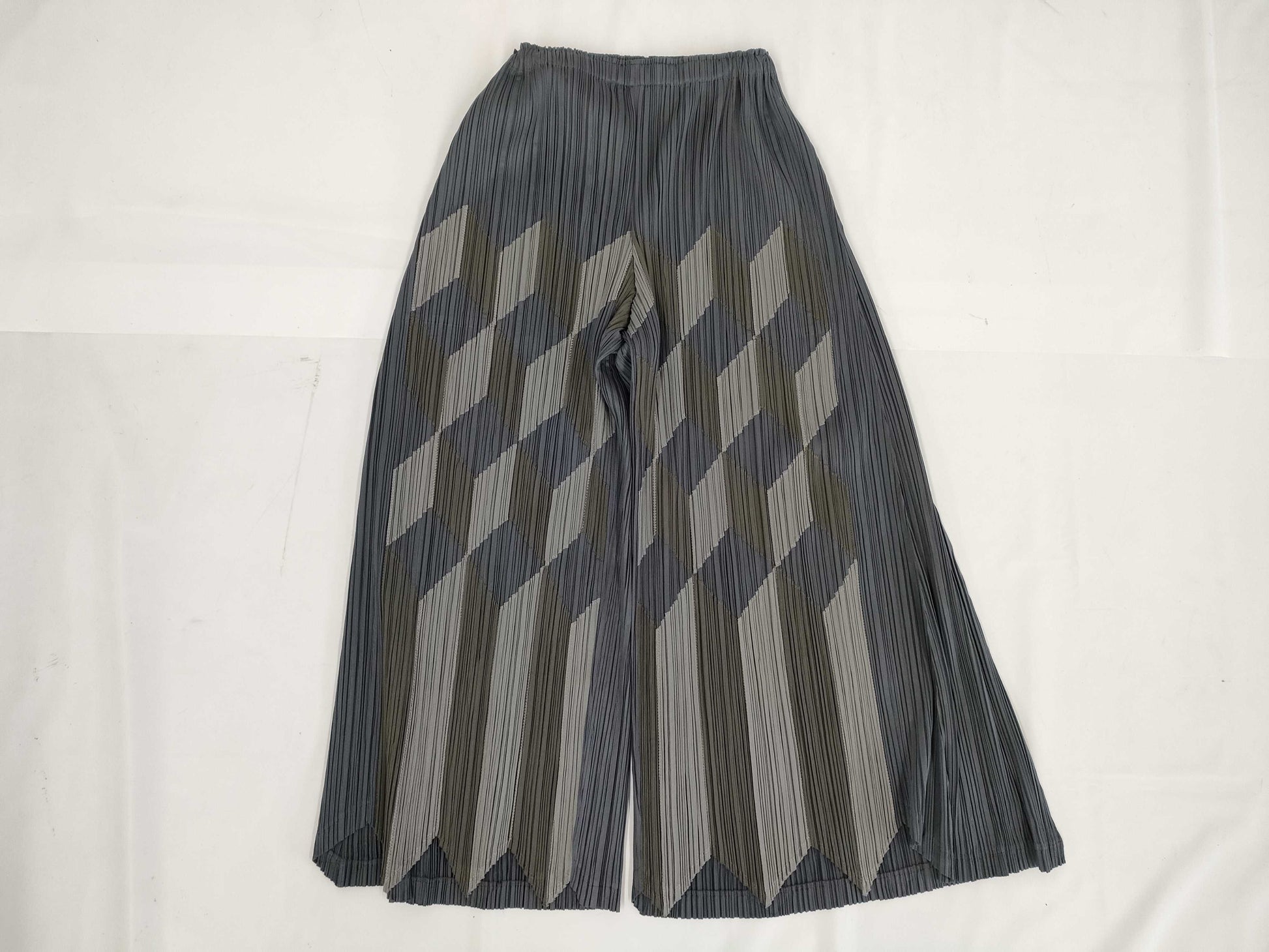 ISSEY MIYAKE Pleats Please Wide-leg Gaucho Pants, All-Over Print, Polyester, Gray, Size 3