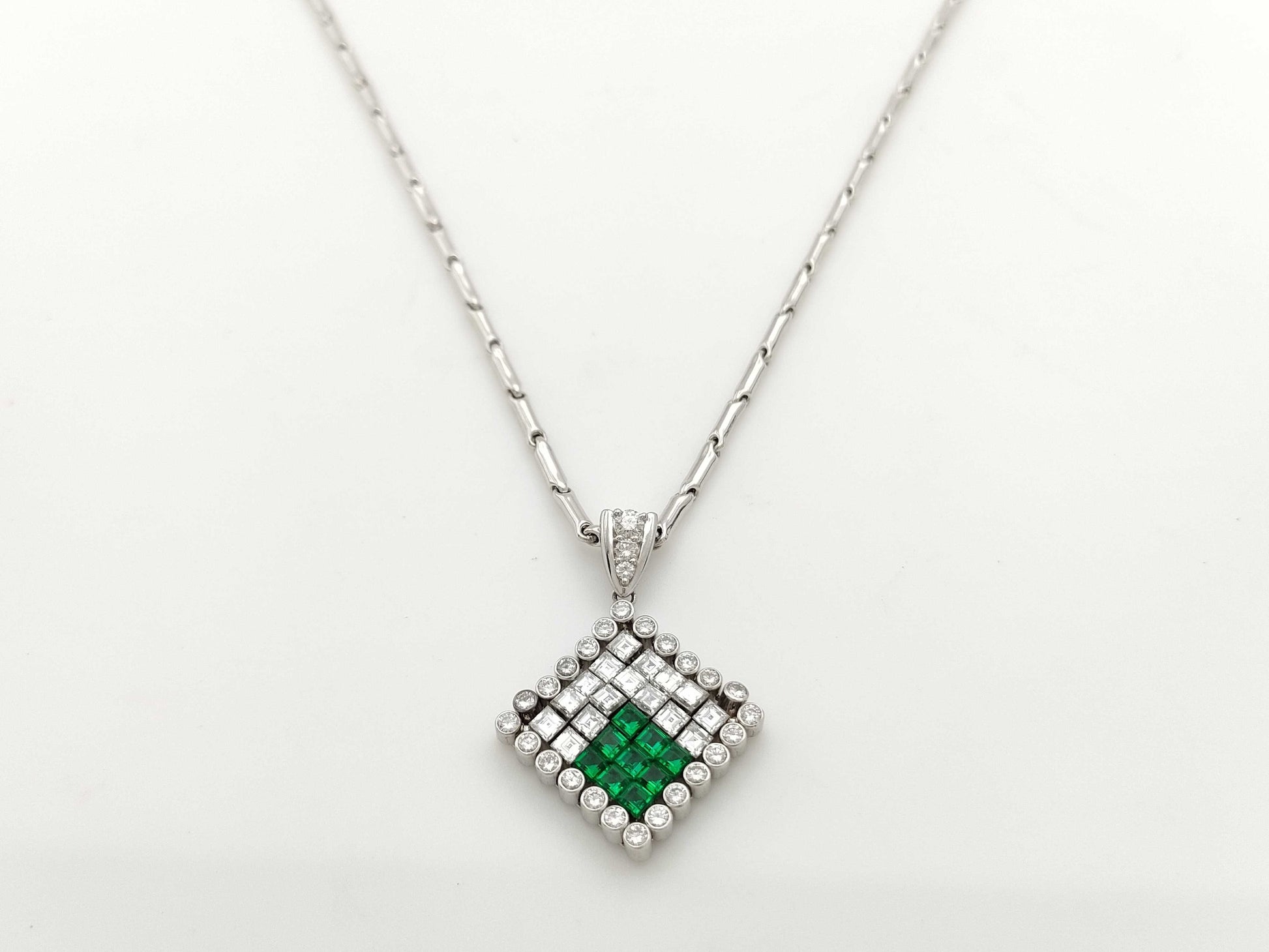 CRESCENT VERT Colored Stone 0.85ct D2.59ct PT900/750 18.6g Necklace 