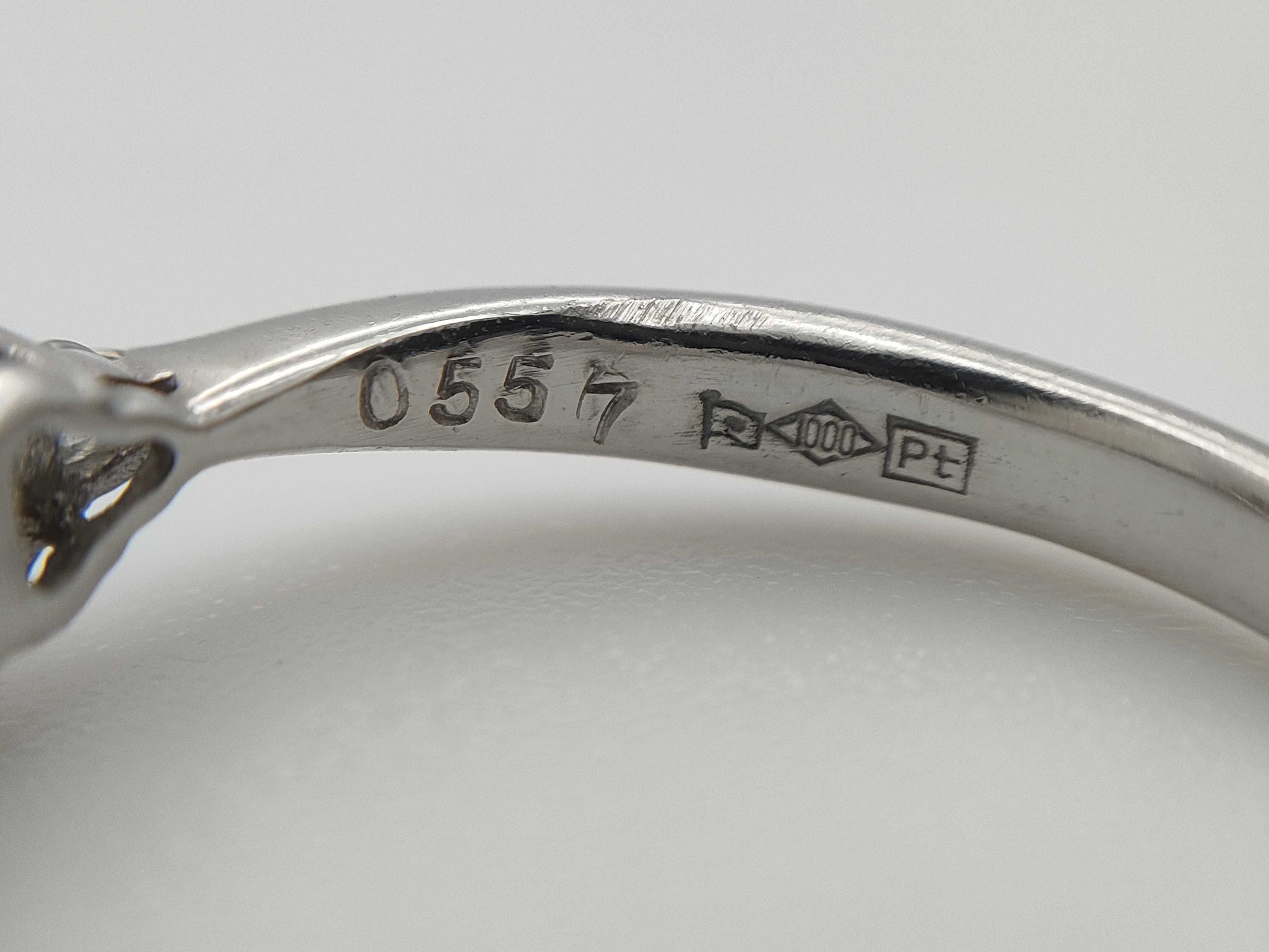 D0.557ct FD0.15ct PT1000 4.1g Ring 