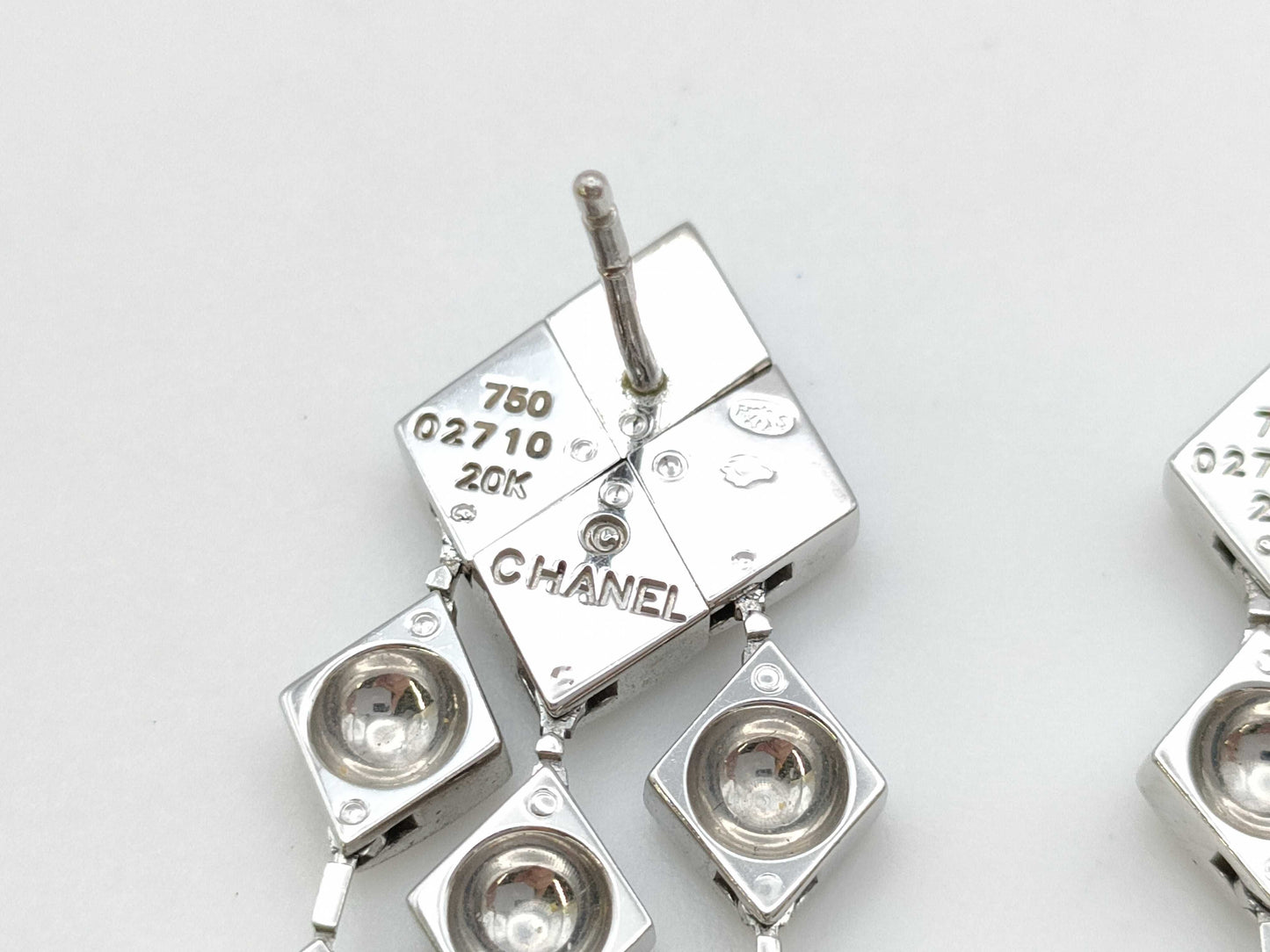 CHANEL Matlasse WG 750 22.6g Earrings 