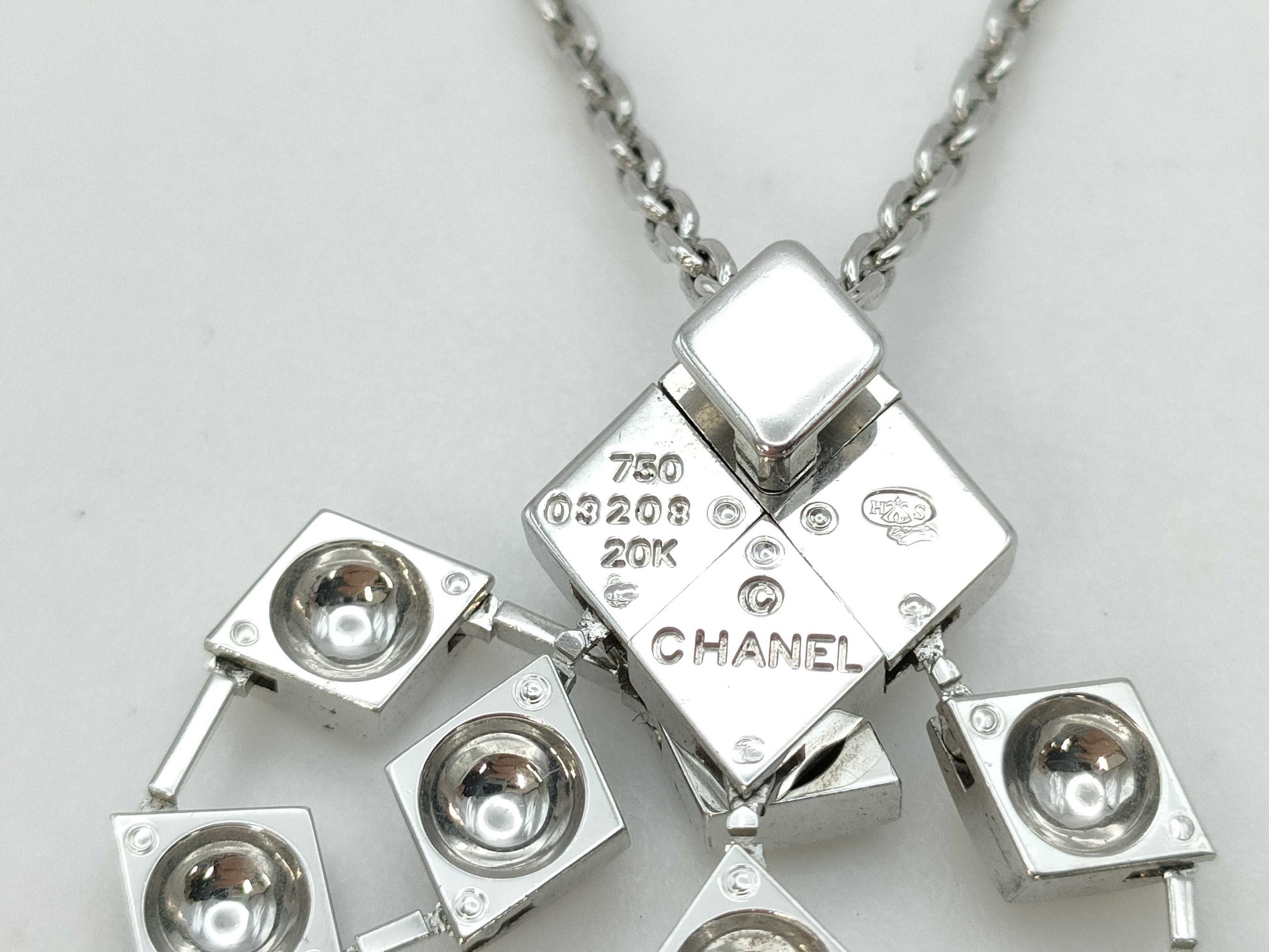 CHANEL Matlasse WG 750 15.8g Necklace