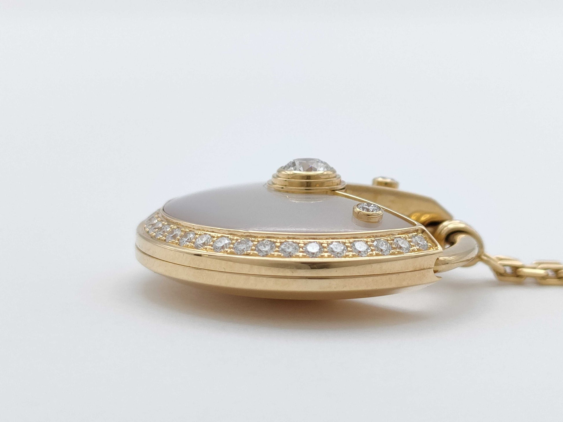 Cartier Amulet Shell Diamond YG Au750 27.4g Necklace 