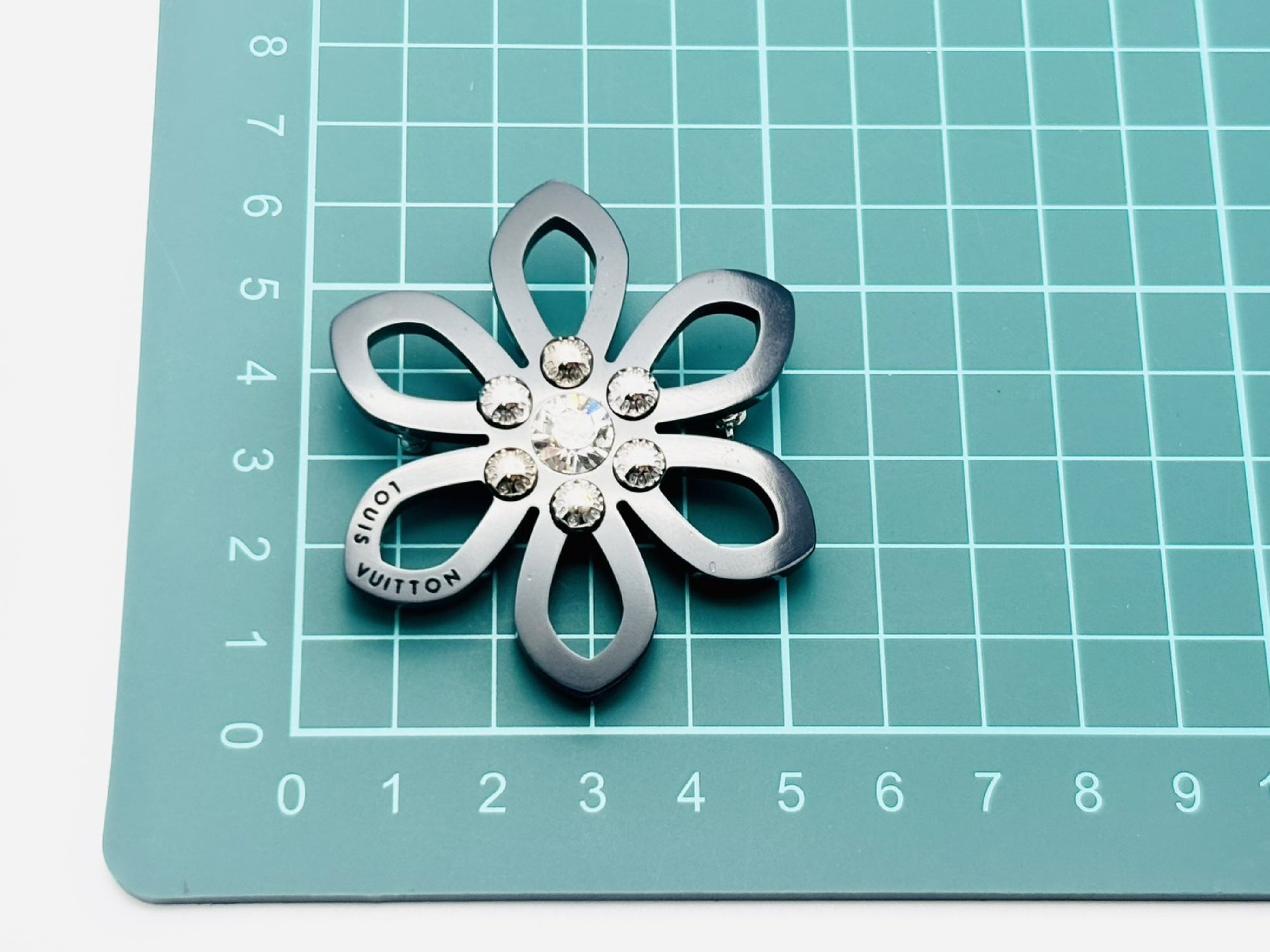 LOUIS VUITTON Vuitton Flower Rhinestone Resin Plastic Black LE0132 Brooch