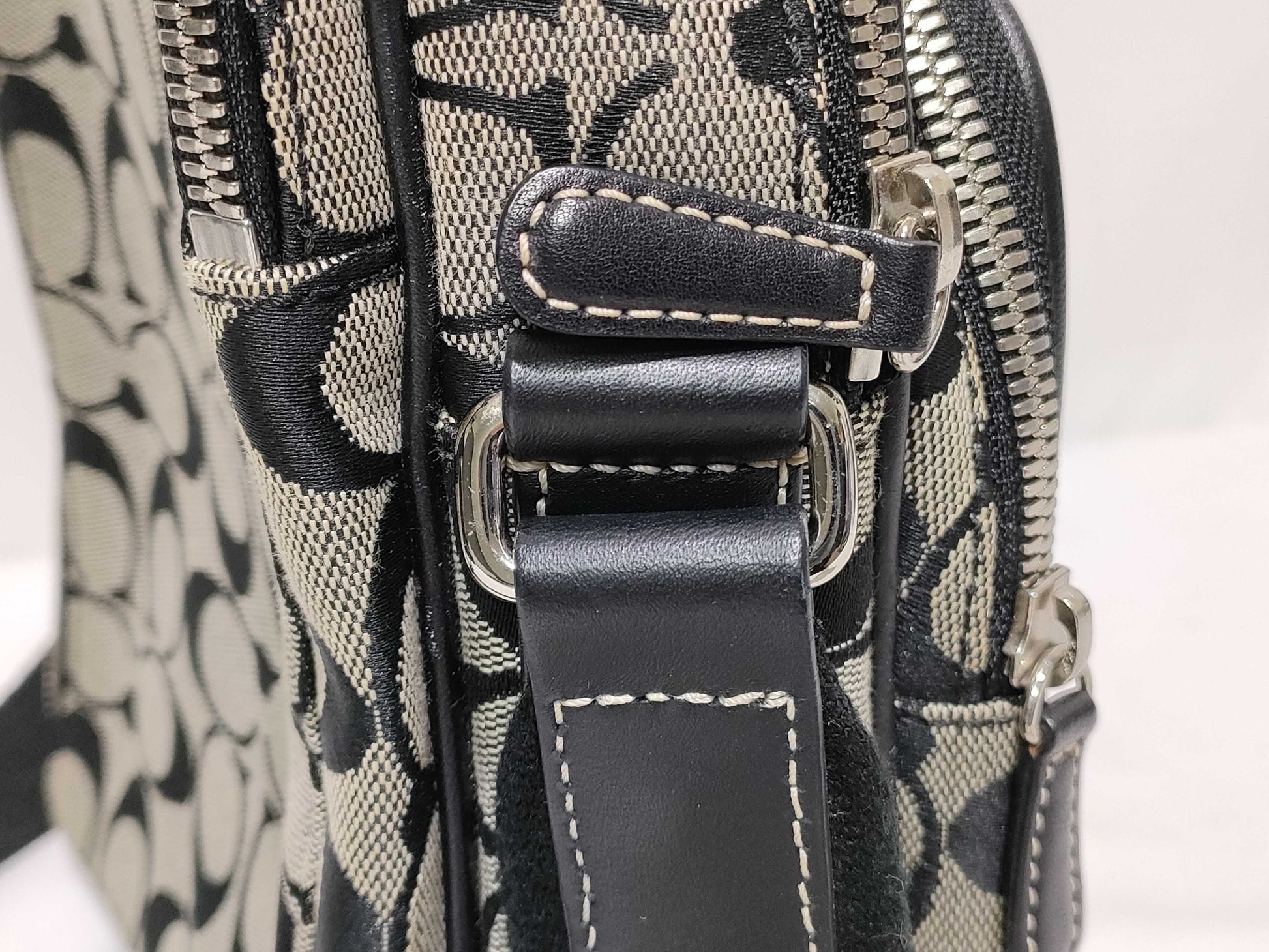 COACH 4-point summary handbag