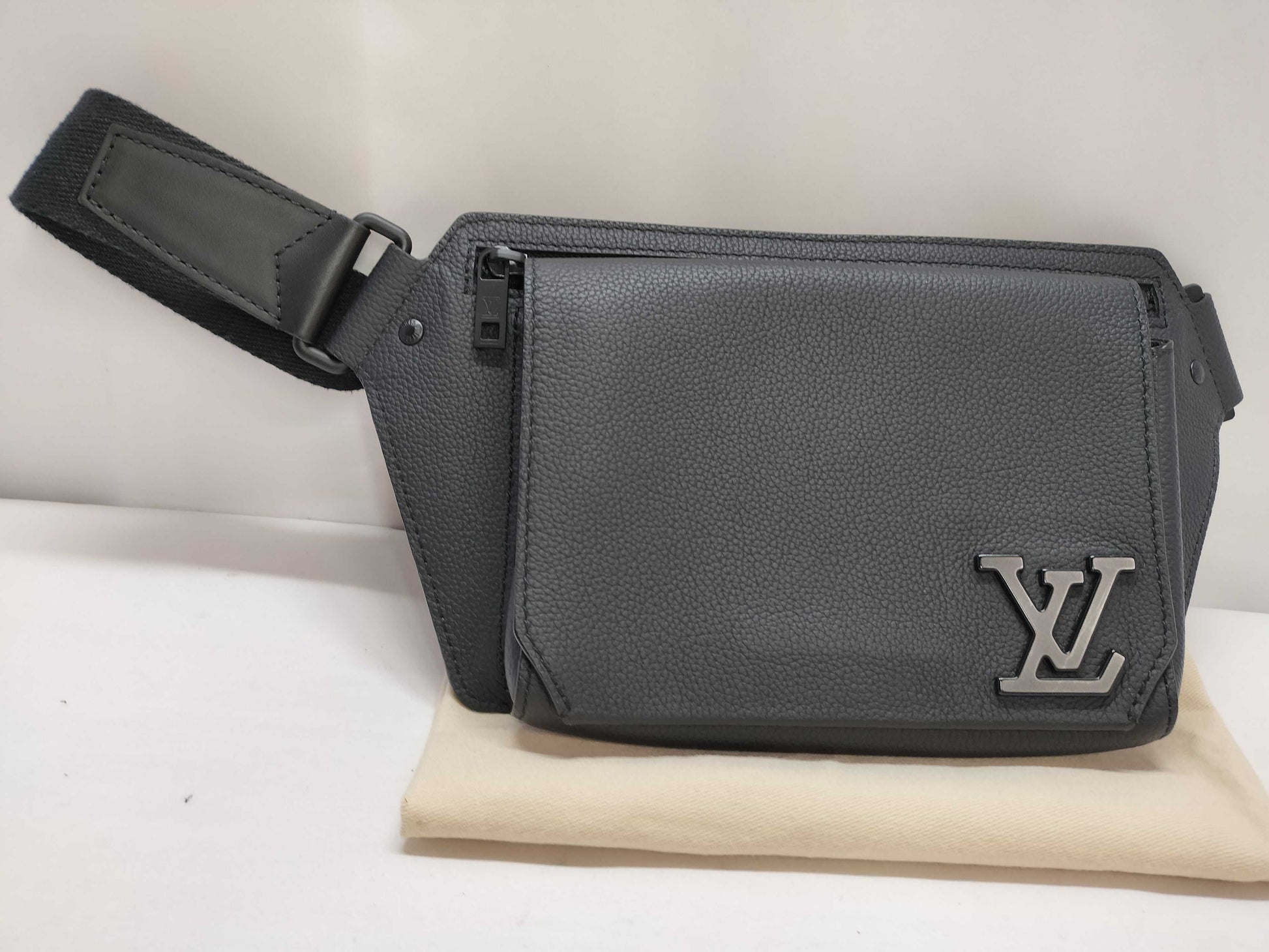 LOUIS VUITTON LV Aerogram M57081 Take-Off Sling Noir RFID Storage Bag Waist Bag