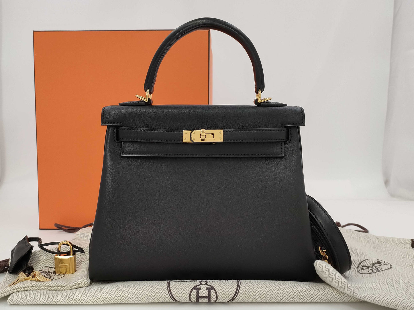 HERMES Kelly 25 Shelly II Noir Handbag with G Hardware and K Stamp