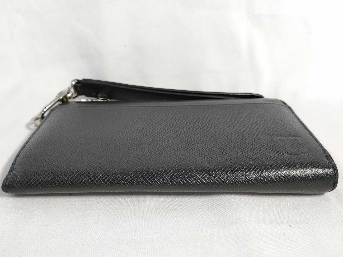 LOUIS VUITTON Taiga Zippy Dragonne Long Wallet with RFID