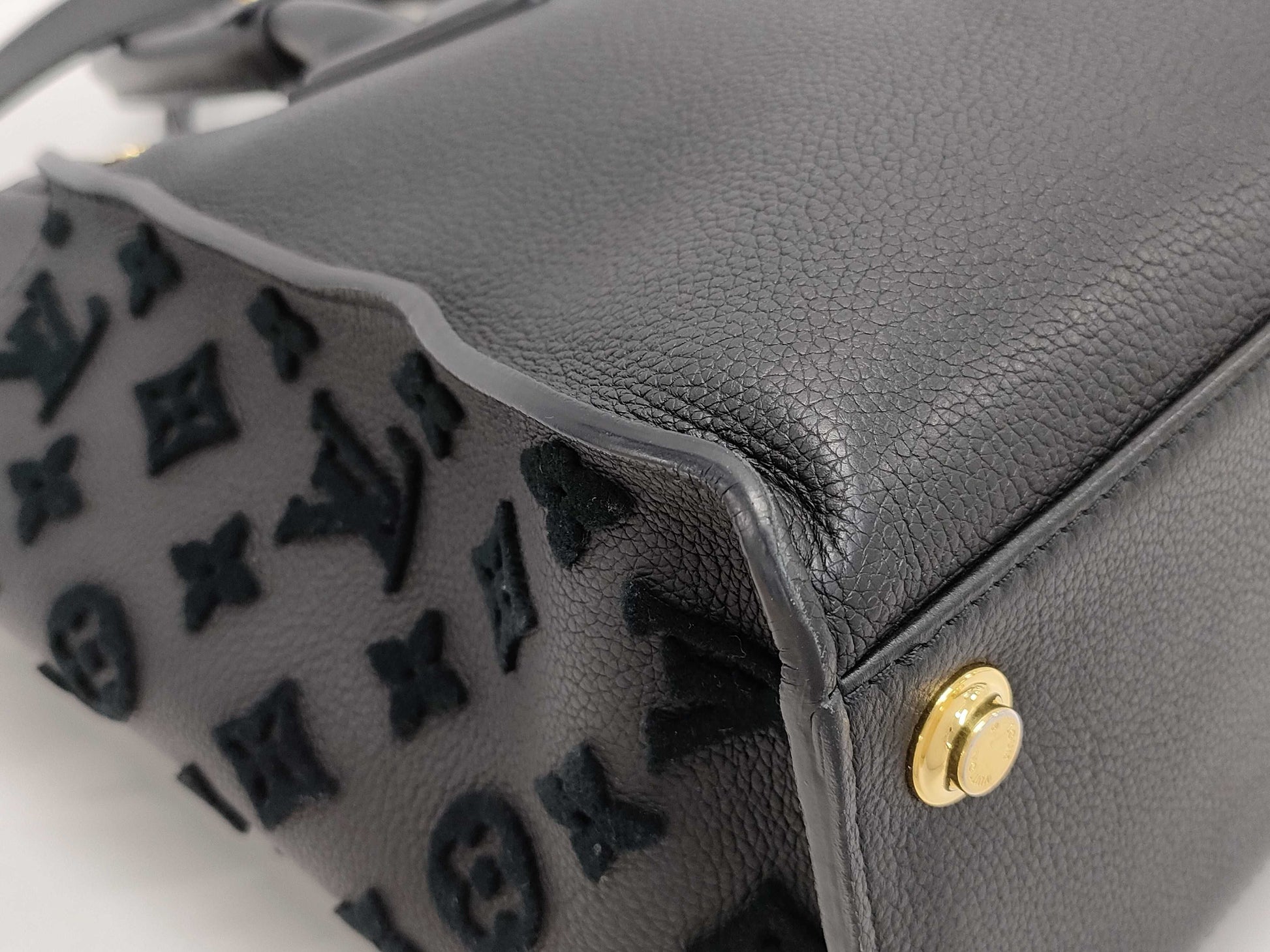 LOUIS VUITTON Louis Vuitton On My Sight MM Handbag Handbag