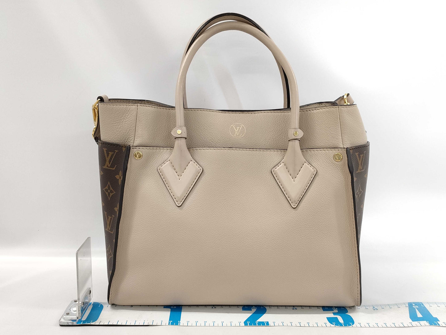 LOUIS VUITTON Louis Vuitton On My Side MM Handbag