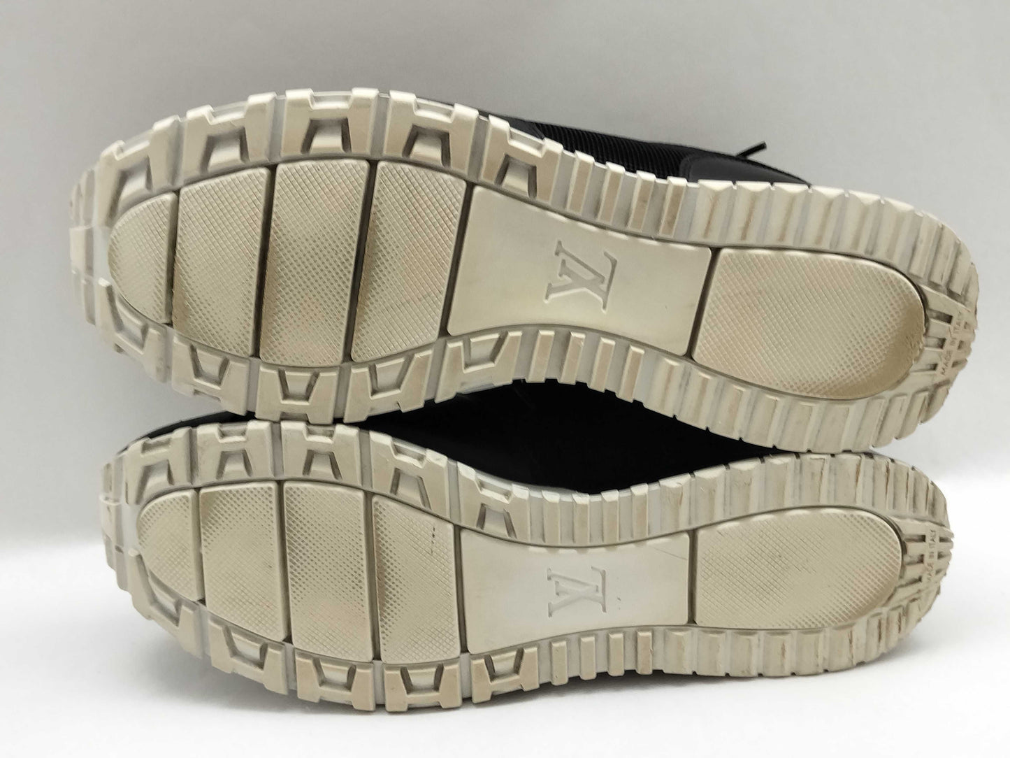 LOUIS VUITTON ◎. Sneakers