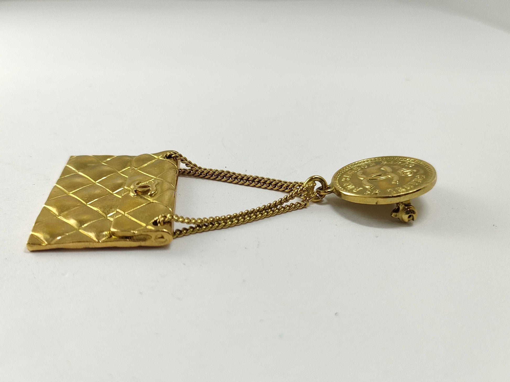 CHANEL bag brooch engraved 95 P brooch