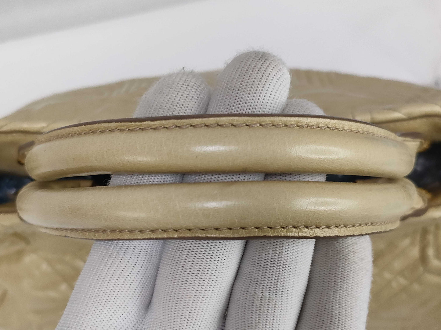 Miu Miu Miu 2-way handbag/shoulder bag in beige quilted leather.