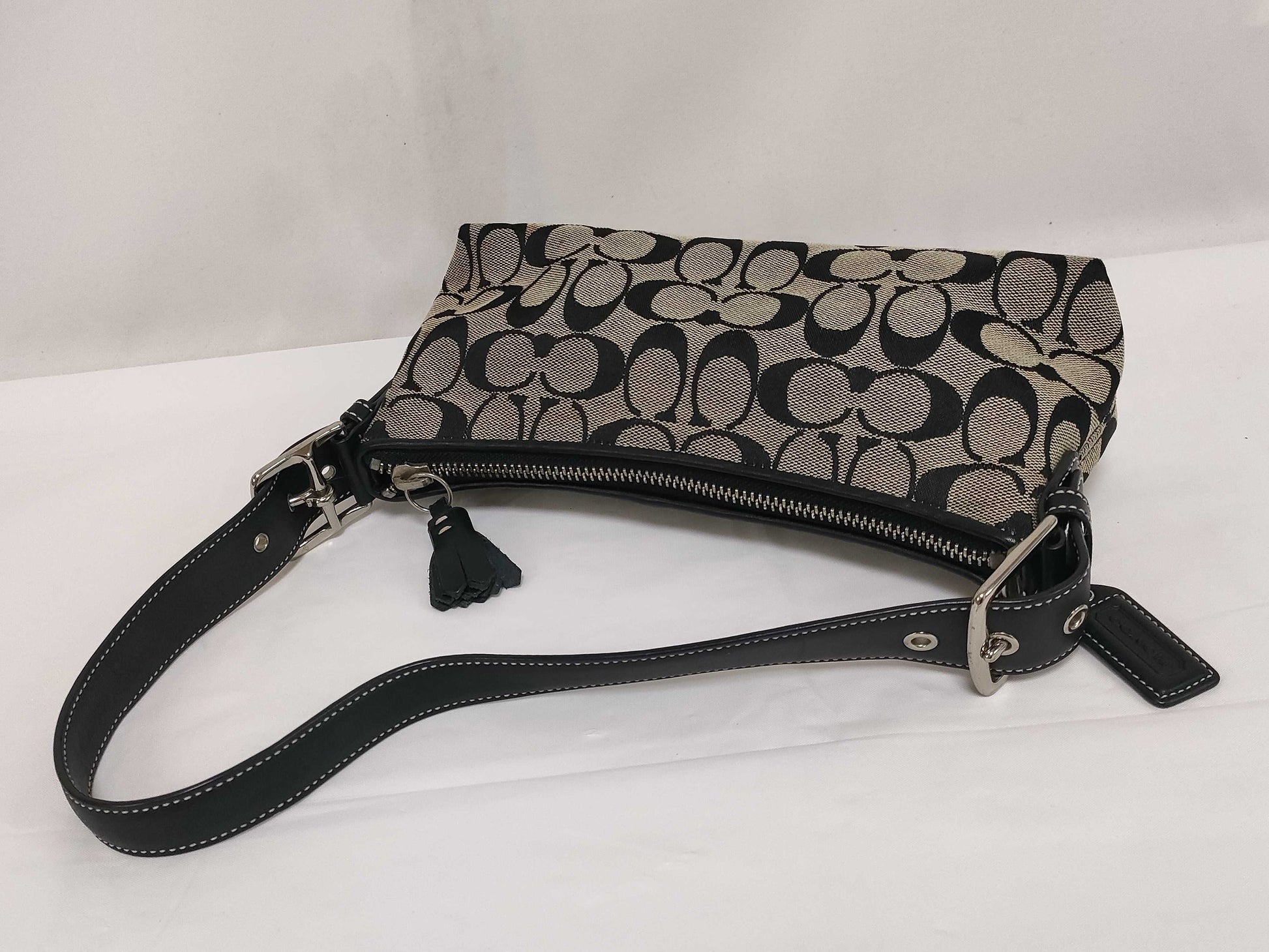 COACH Signature One-Shoulder Bag B05N 6371