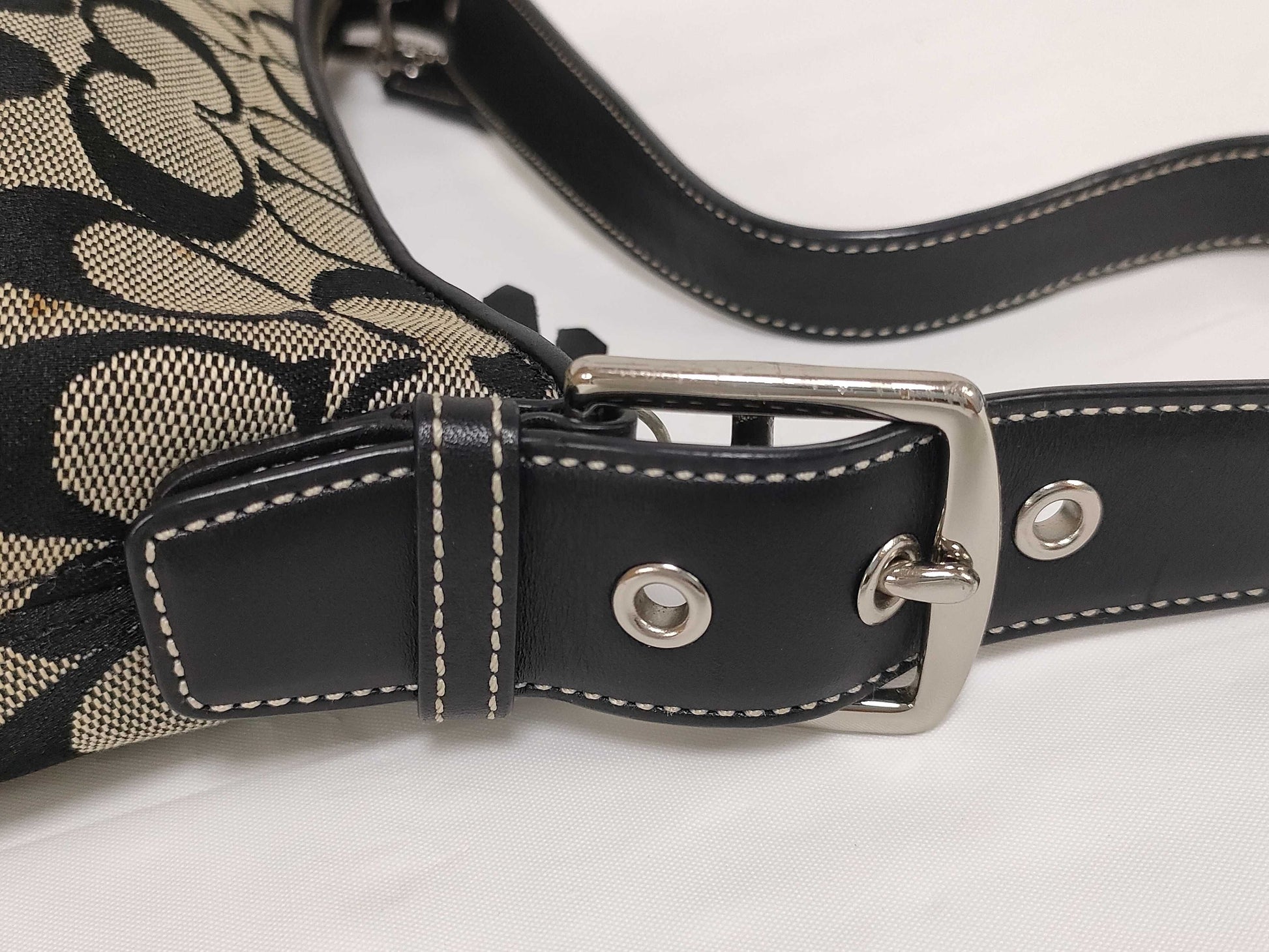 COACH Signature One-Shoulder Bag B05N 6371