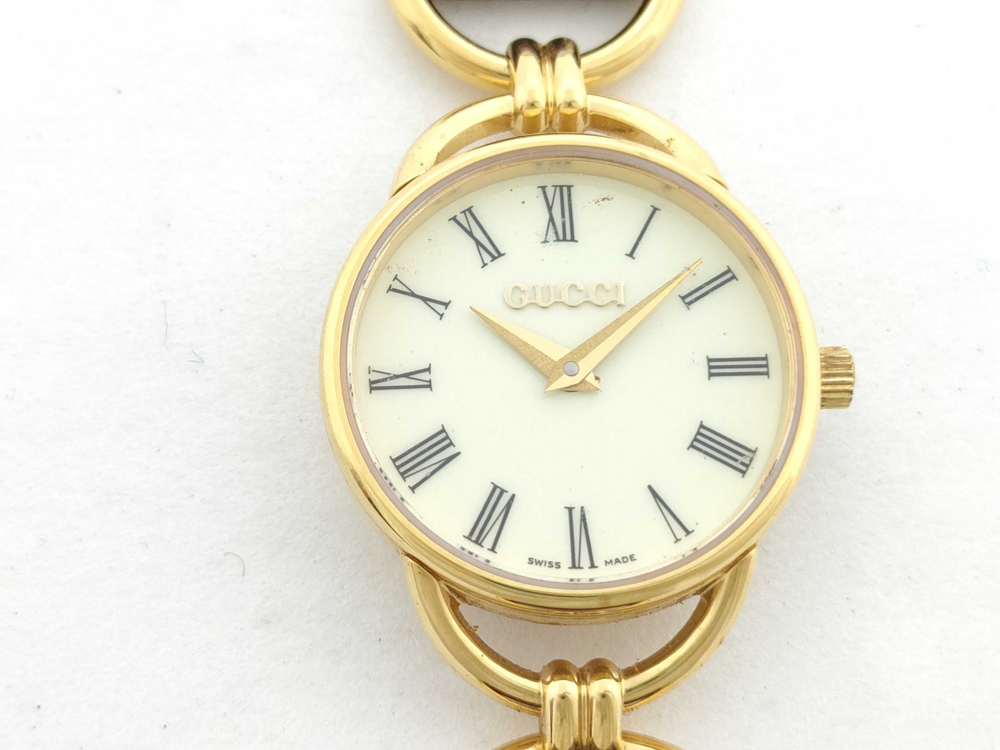 GUCCI Model Number 6000.2.1 Serial Number 0264658 GP/Leather/QZ Ivory Dial Non-Working/No Operational Guarantee Women's Watch