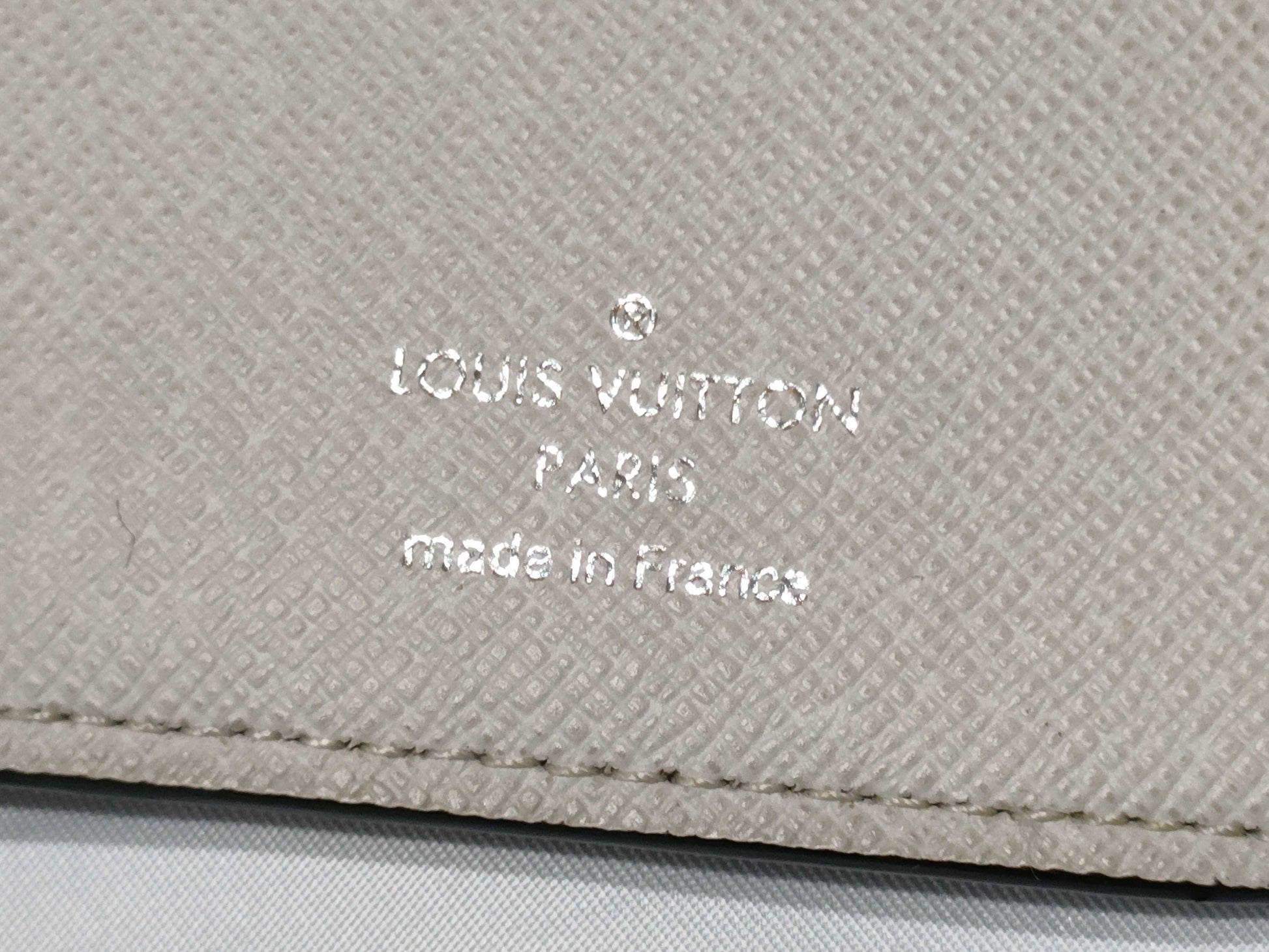 LOUIS VUITTON Taiga Rama Portefeuille Brazza NM White Blanc Long Wallet M30889 Wallet