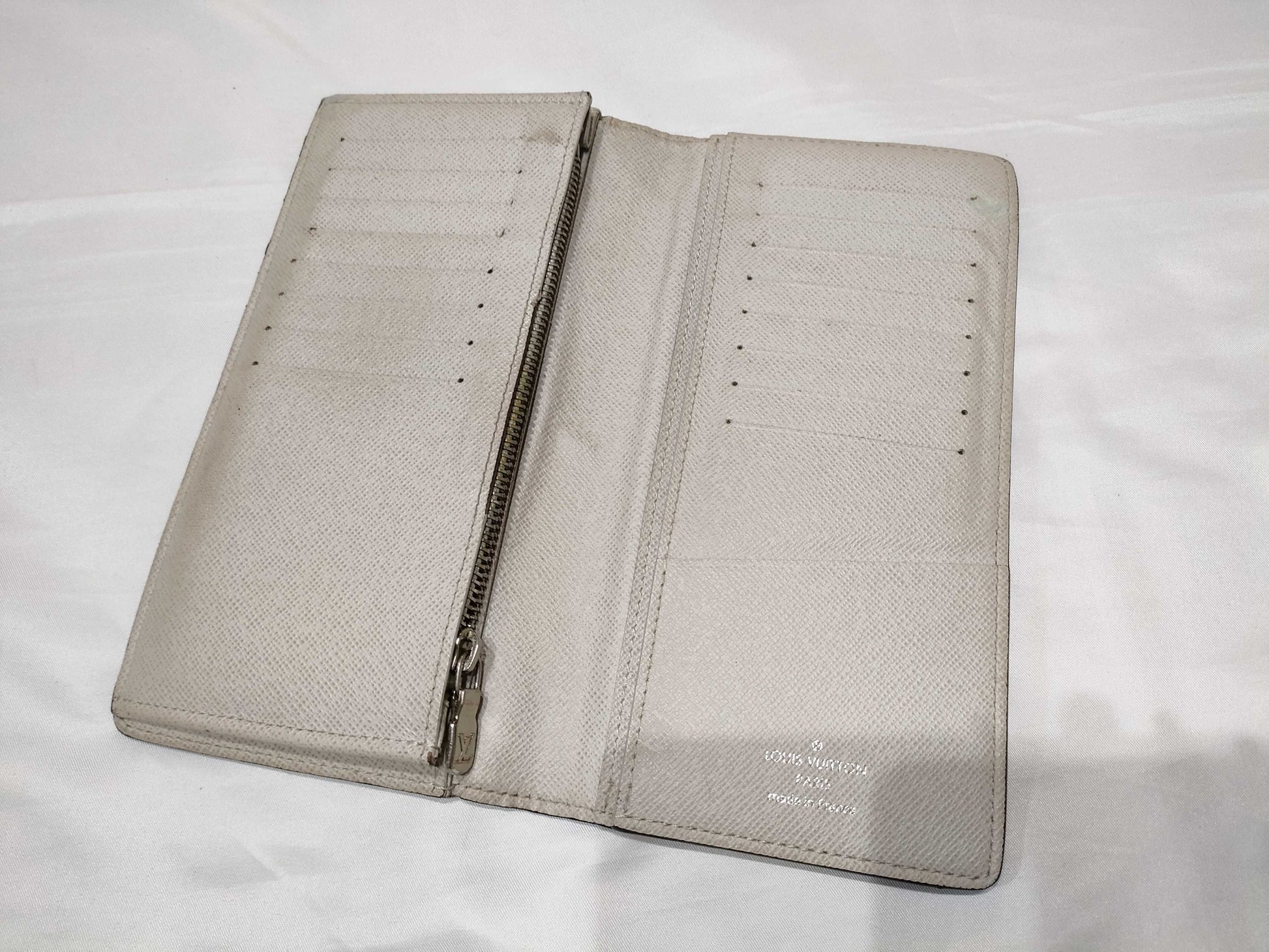 LOUIS VUITTON Taiga Rama Portefeuille Brazza NM White Blanc Long Wallet M30889 Wallet