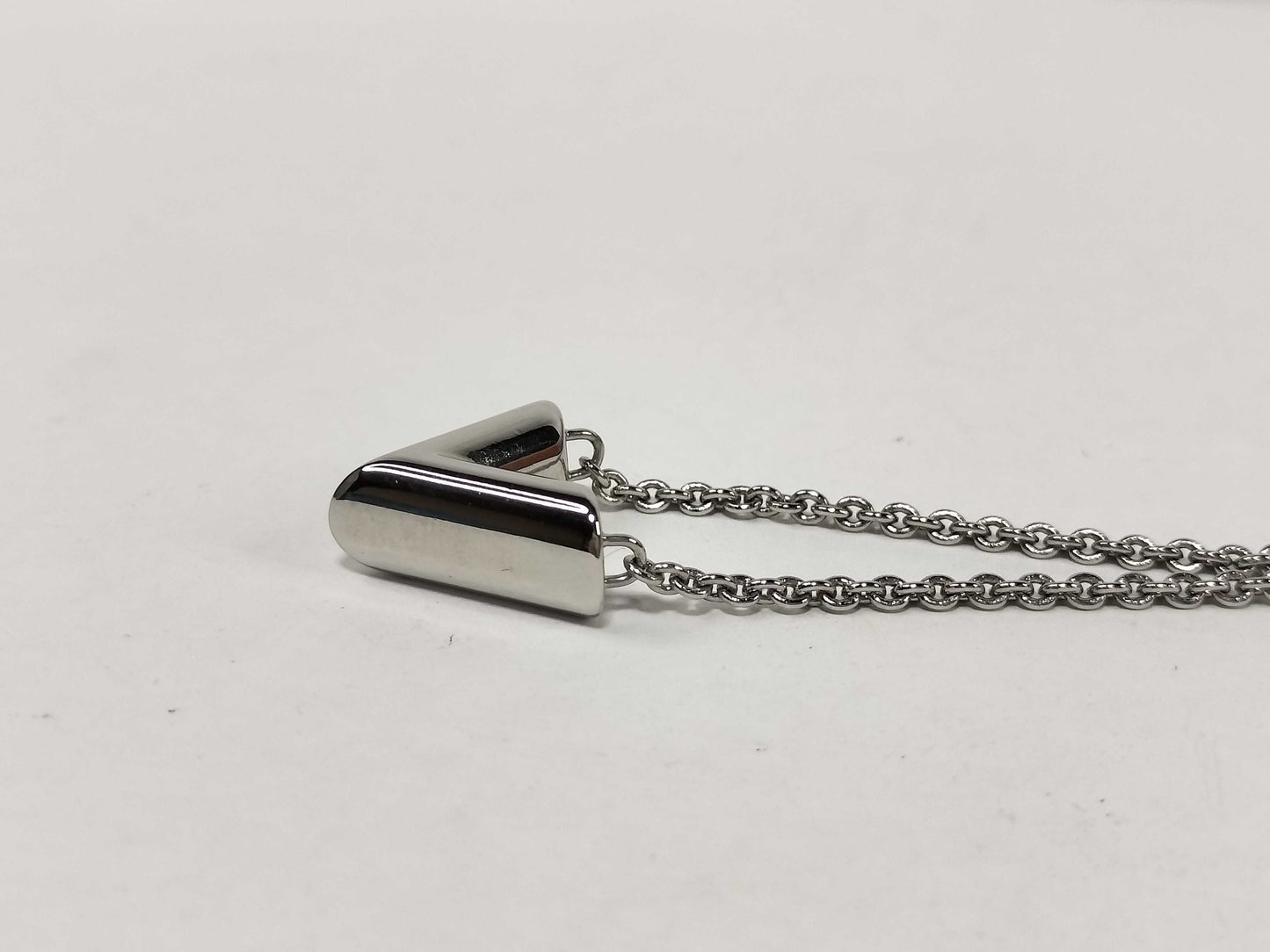 LOUIS VUITTON LOUIS VUITTON Louis Vuitton Essential V Necklace Necklace