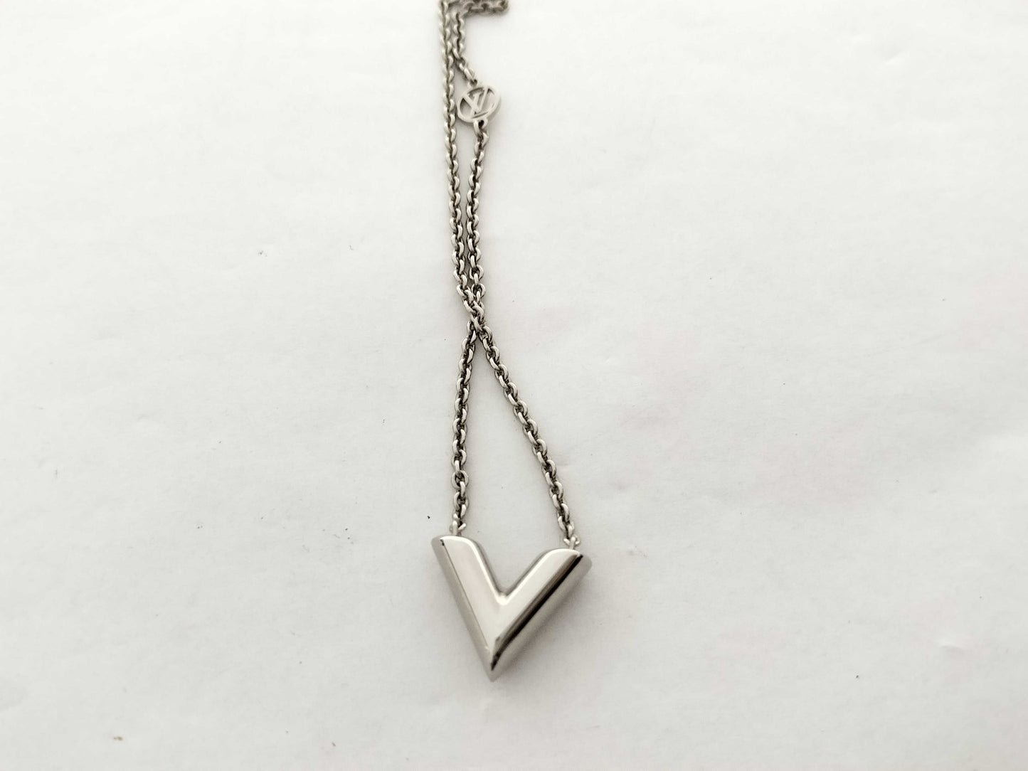 LOUIS VUITTON LOUIS VUITTON Louis Vuitton Essential V Necklace Necklace
