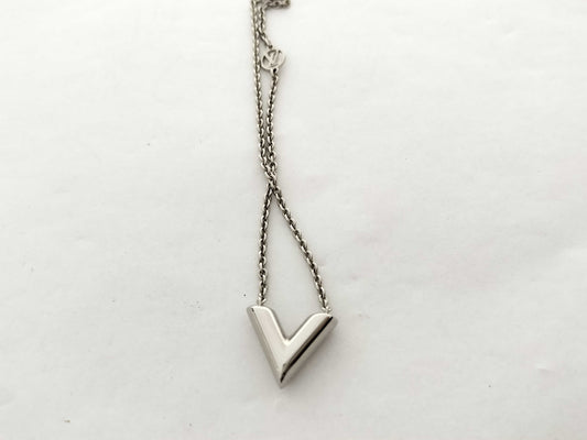 LOUIS VUITTON LOUIS VUITTON Louis Vuitton Essential V Necklace Necklace