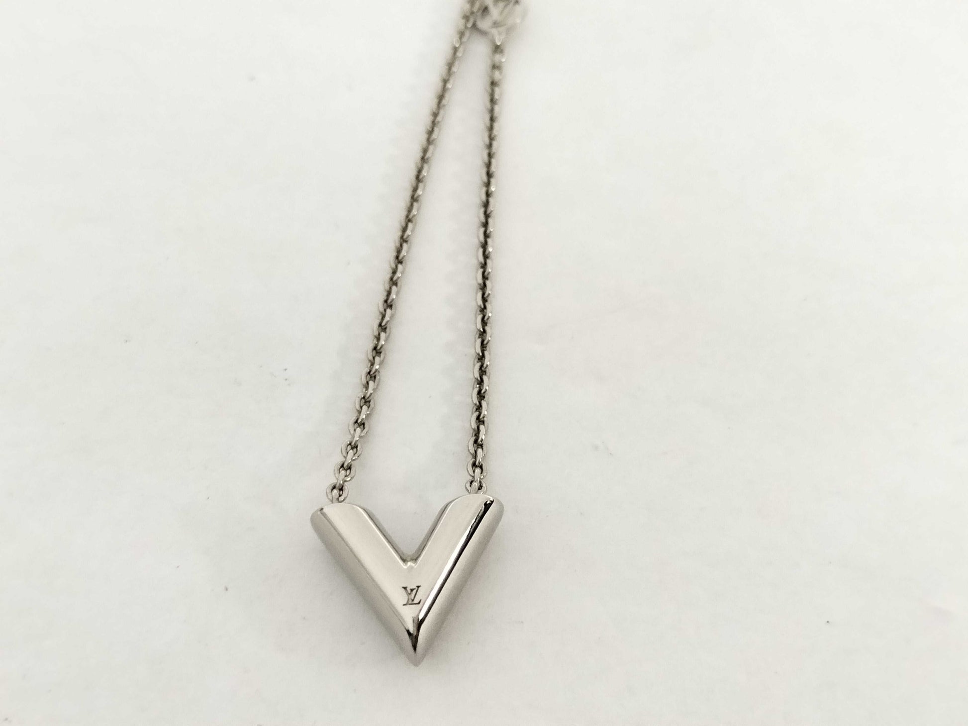 LOUIS VUITTON LOUIS VUITTON Louis Vuitton Essential V Necklace Necklace