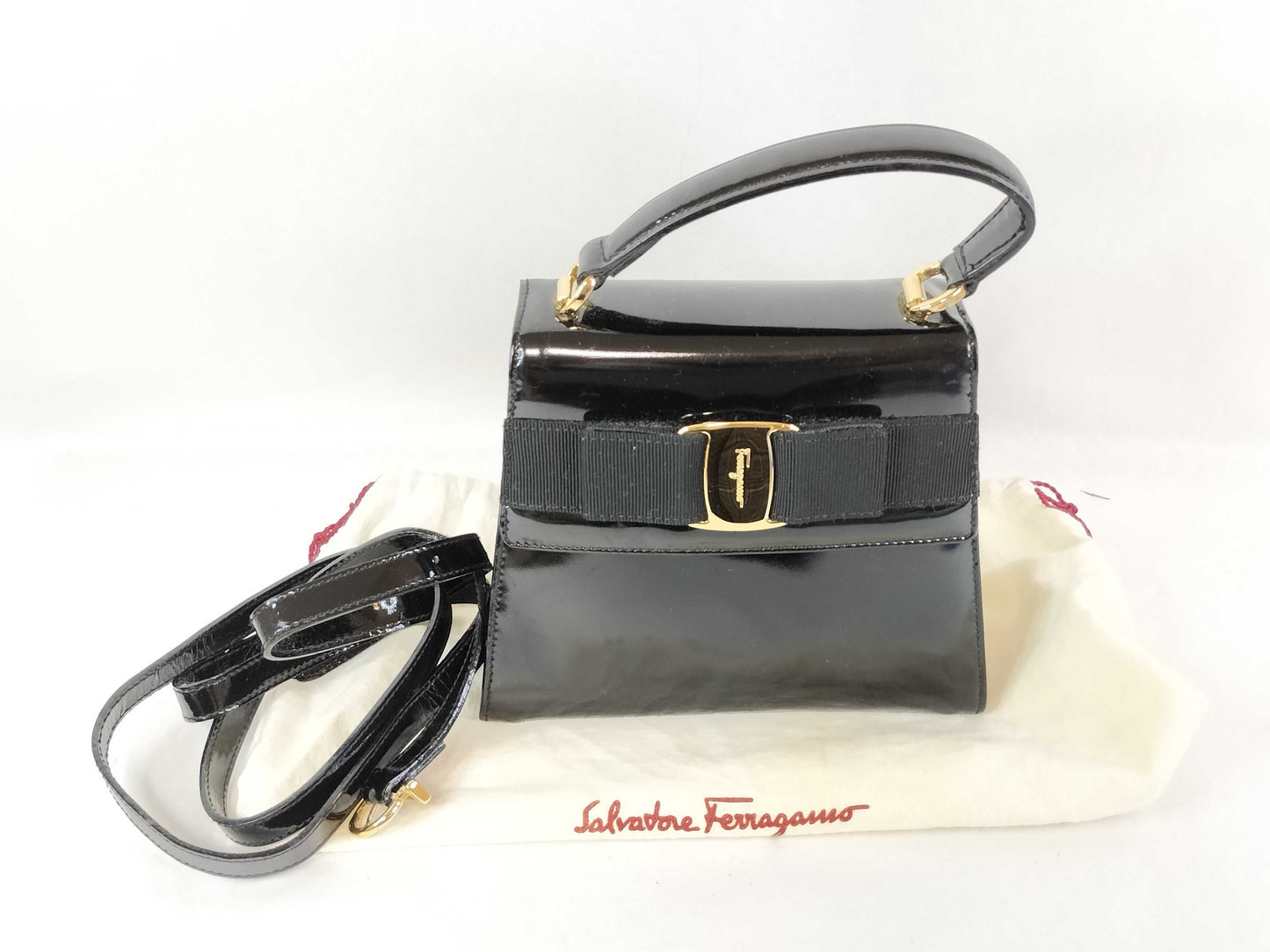 Salvatore Ferragamo Vara 2-way handbag in patent leather with Vara ribbon in black