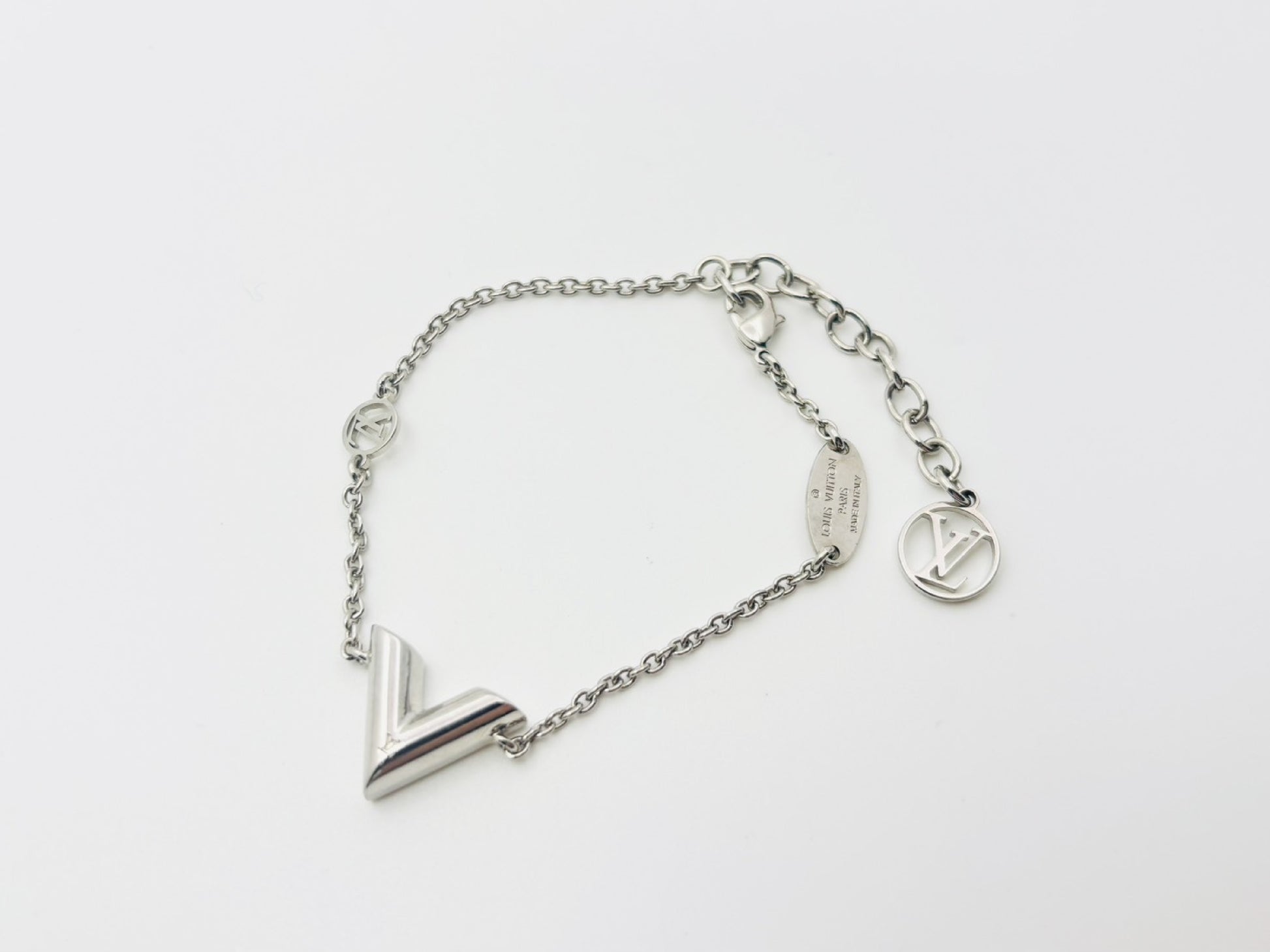 LOUIS VUITTON Essential V Bracelet, Silver, M63198, LE0179