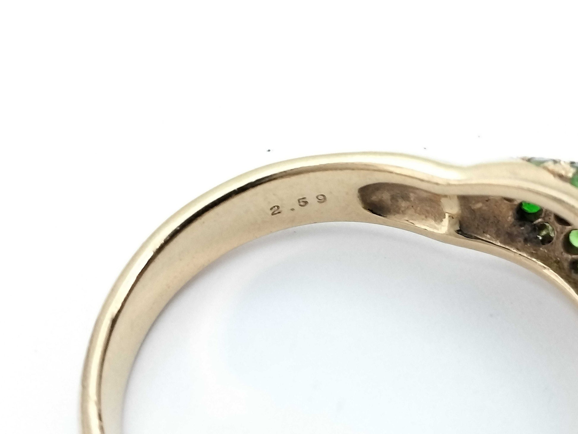 2.59ct colored stone ring in 18K gold 