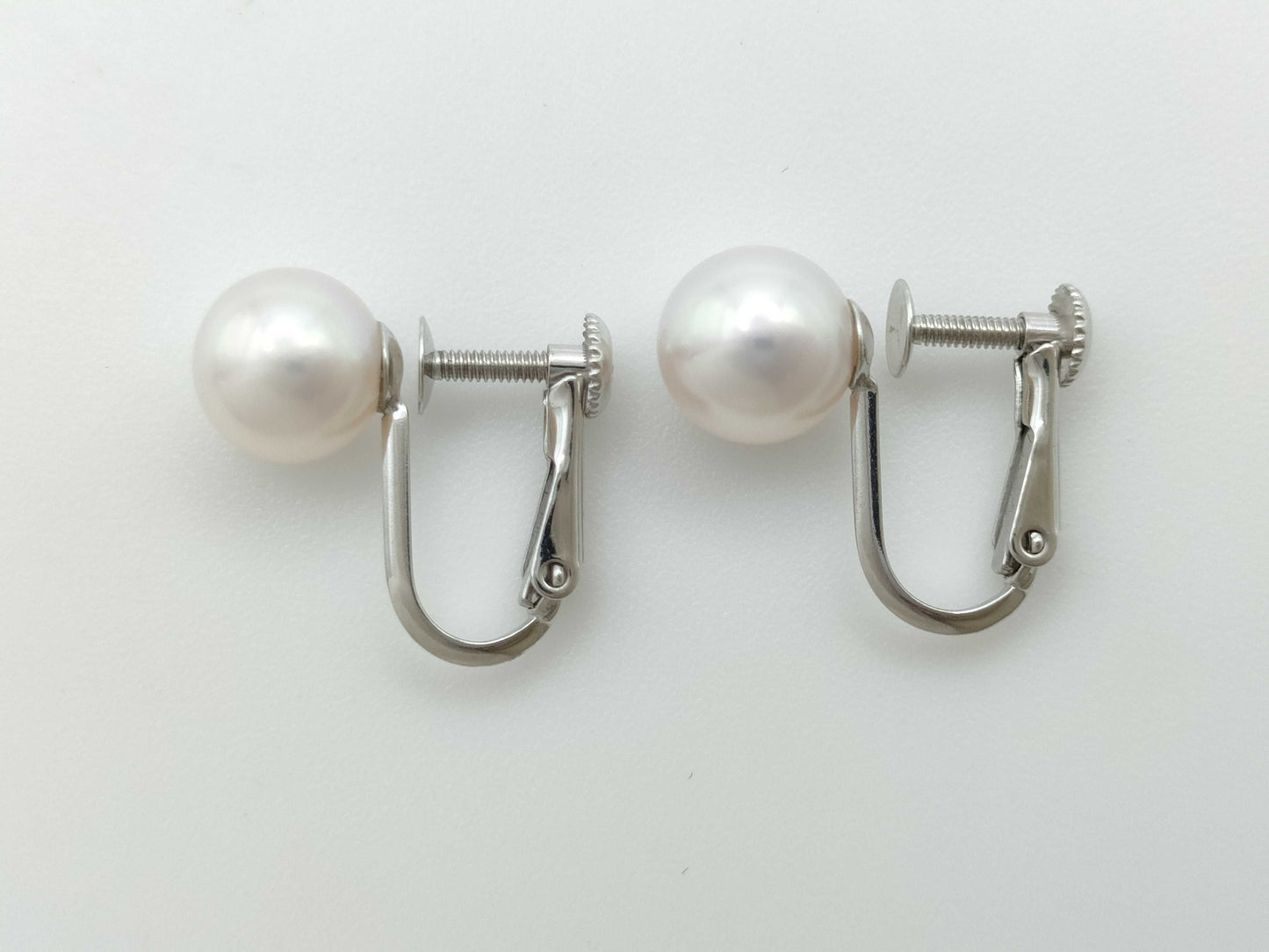 TASAKI 2-Piece Necklace Set: Akoya Pearls, Diameter 6.9mm-7.3mm / Akoya Pearls, Diameter 7.6mm/7.7mm , 18K White Gold/Silver, 35.3g 