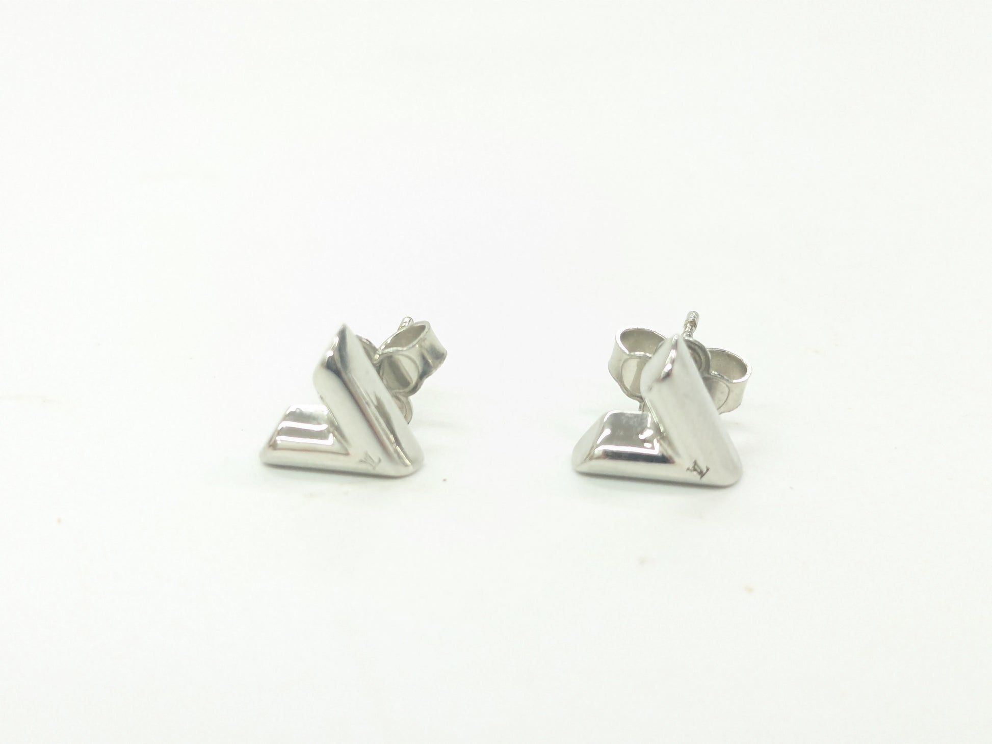 LOUIS VUITTON Essential V Earrings