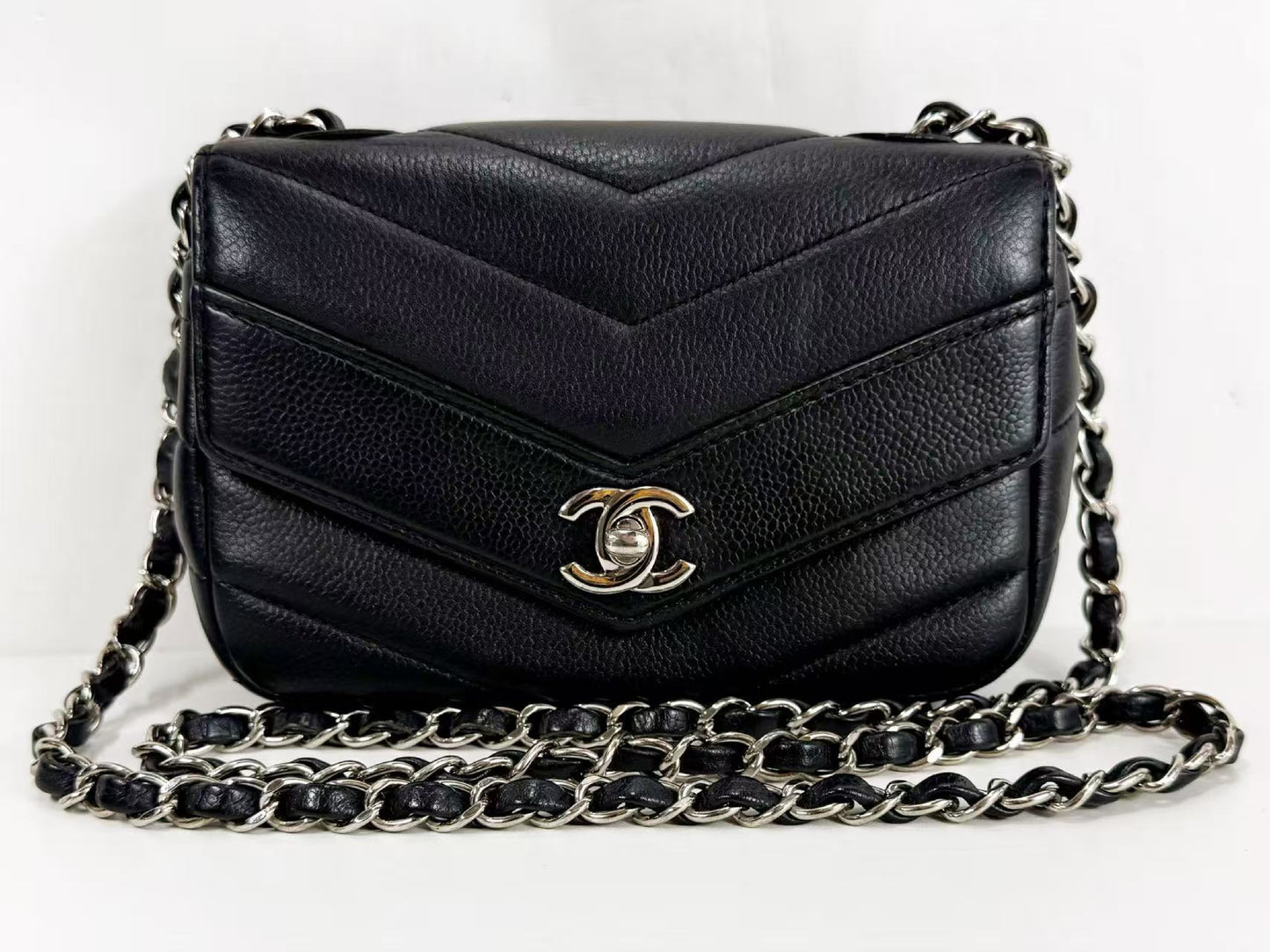 CHANEL Black Caviar Chevron Shoulder Bag, W18cm x H12cm x D6cm, Approx. 24th Series [Sealed], Silver Hardware, Excellent Condition, Item No. 24200973