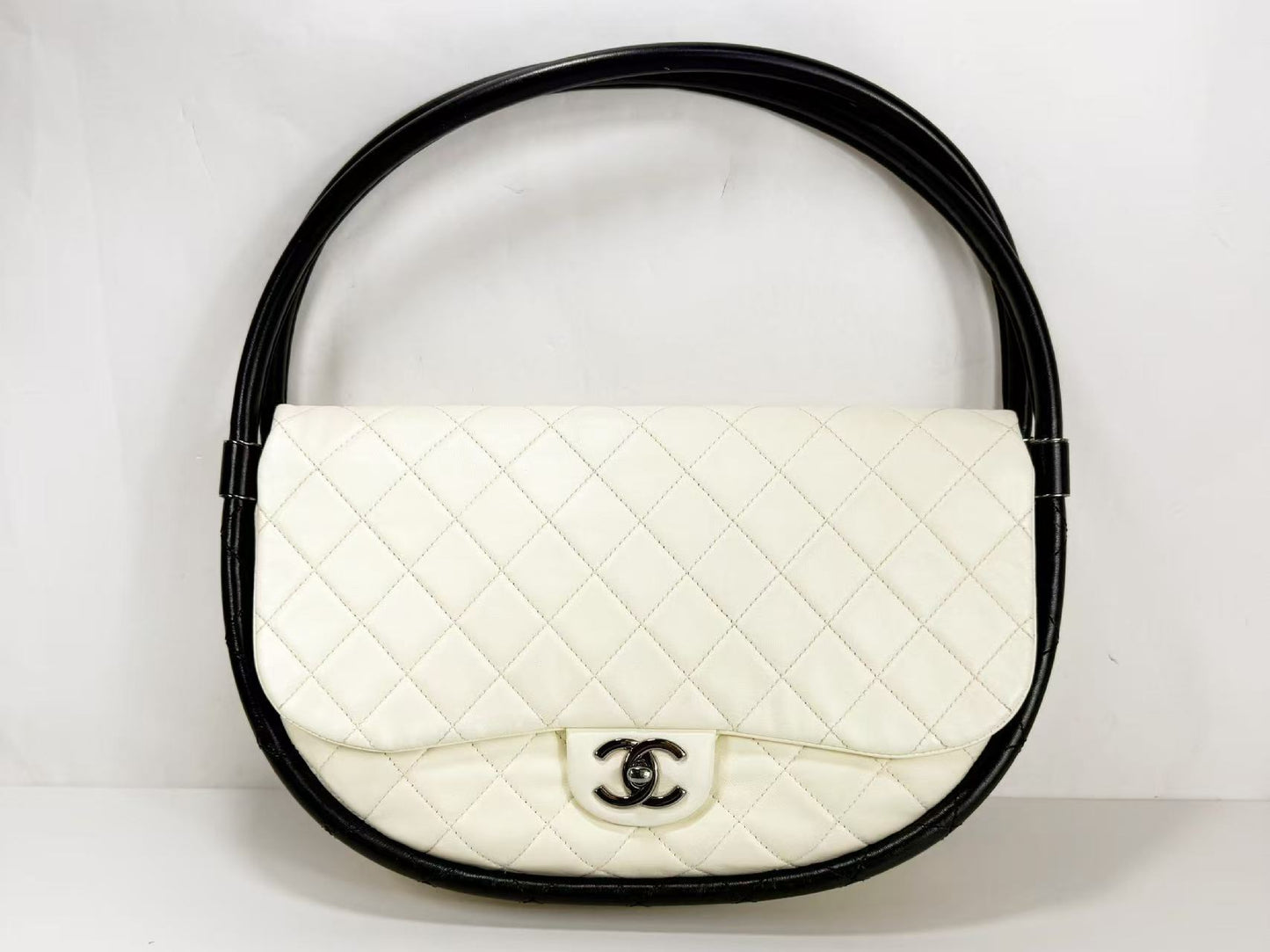 CHANEL Two-Tone Hula Hoop, Two-Tone/Black and White, Approximately 30cm Wide, 18th Series [Sealed], Silver Hardware, Handbag 18134603, Excellent Condition, AB