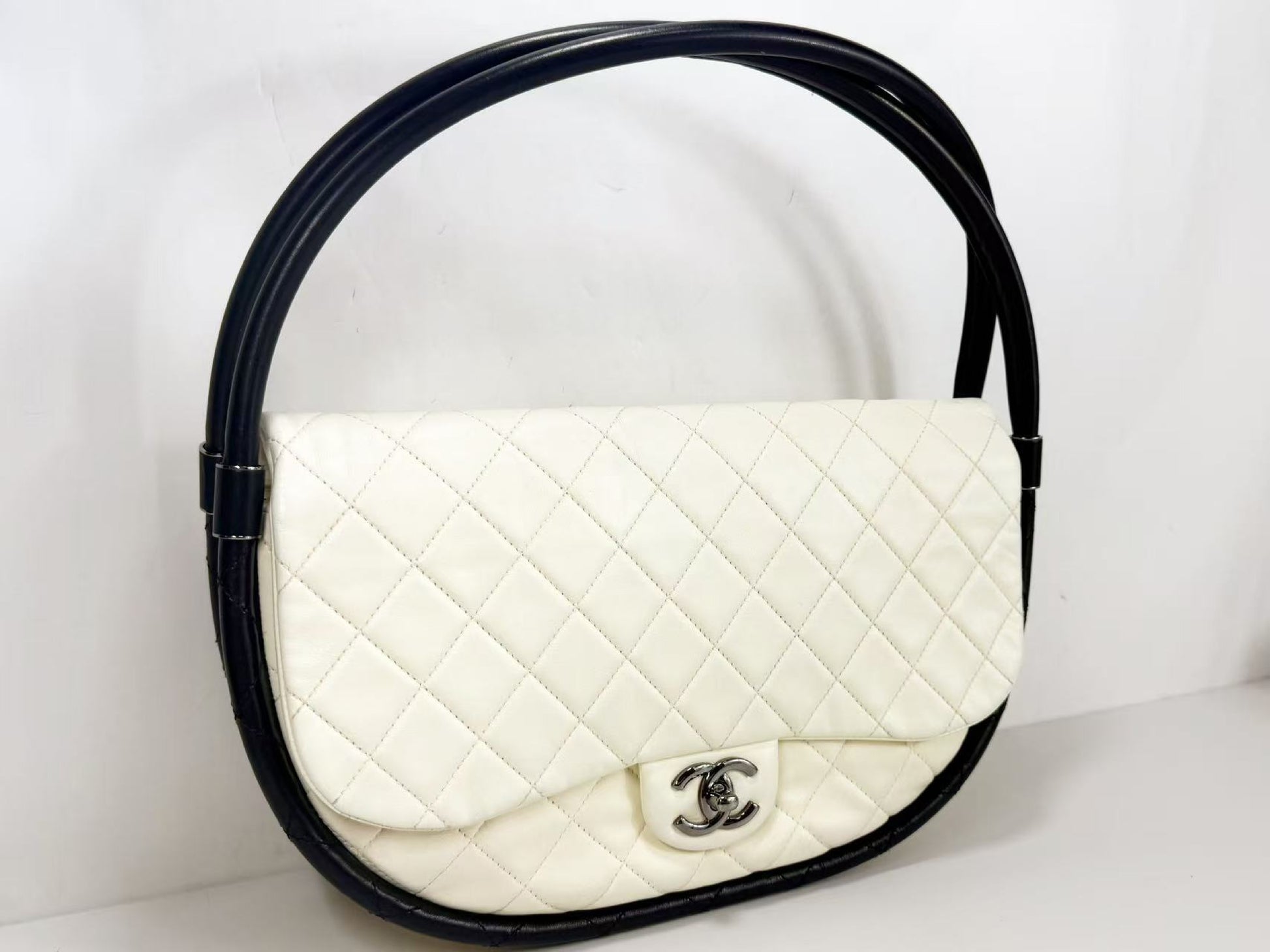 CHANEL Two-Tone Hula Hoop, Two-Tone/Black and White, Approximately 30cm Wide, 18th Series [Sealed], Silver Hardware, Handbag 18134603, Excellent Condition, AB