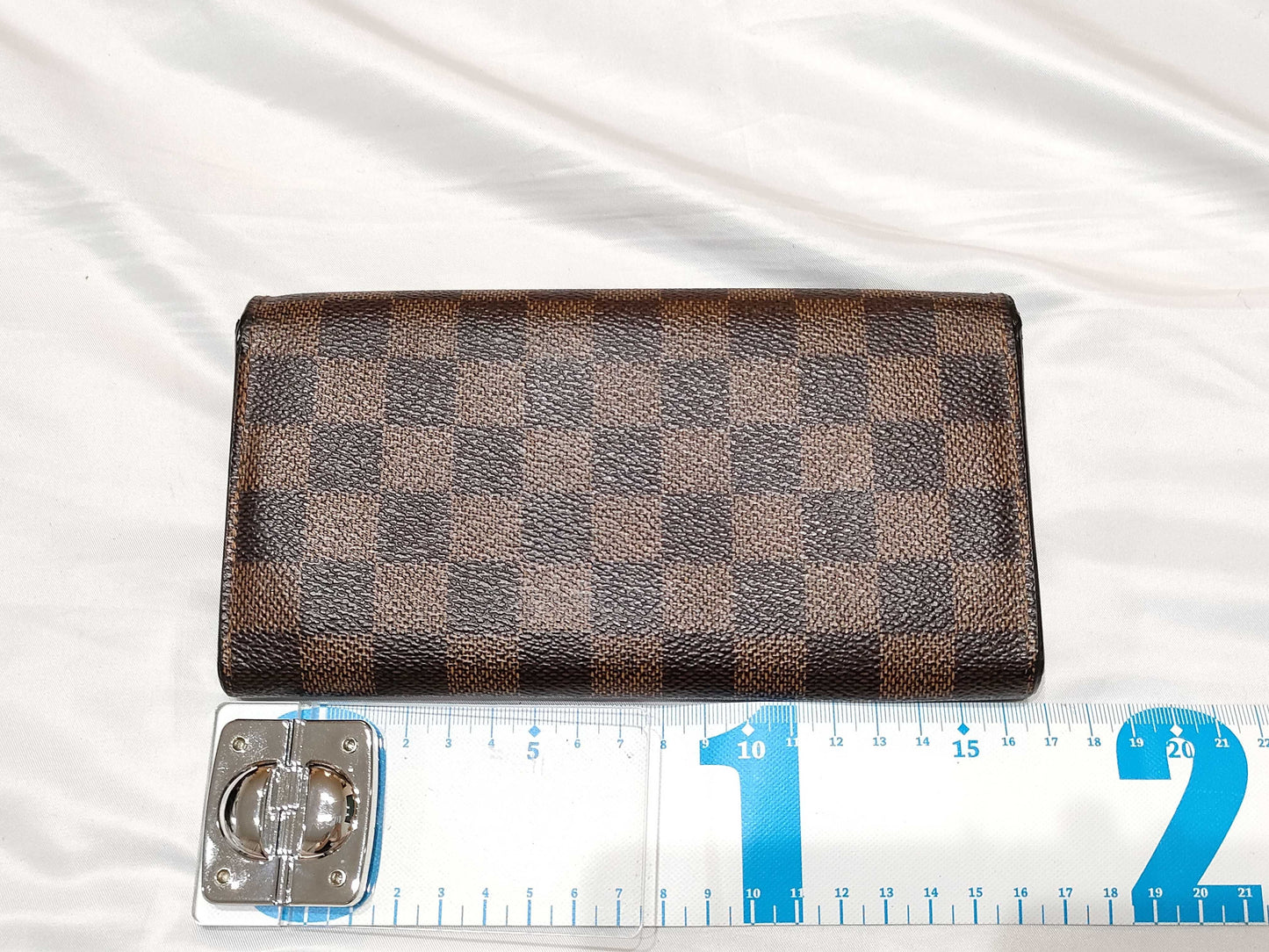 LOUIS VUITTON Two Louis Vuitton long wallets: Portefeuille Sarah and Damier Monogram.