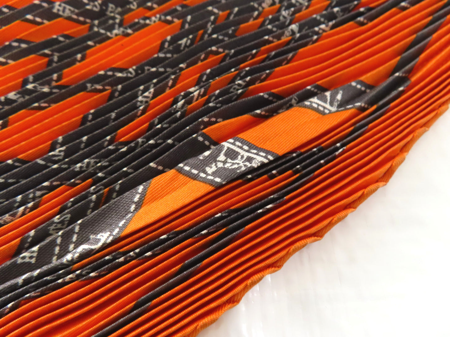 HERMES Carre Hermes Pleated Carre Scarf