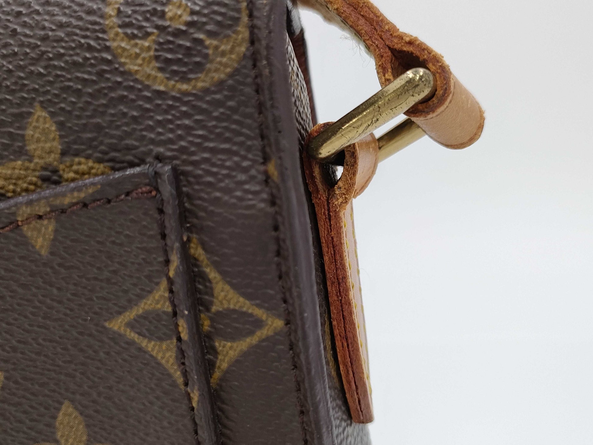 LOUIS VUITTON shoulder bag