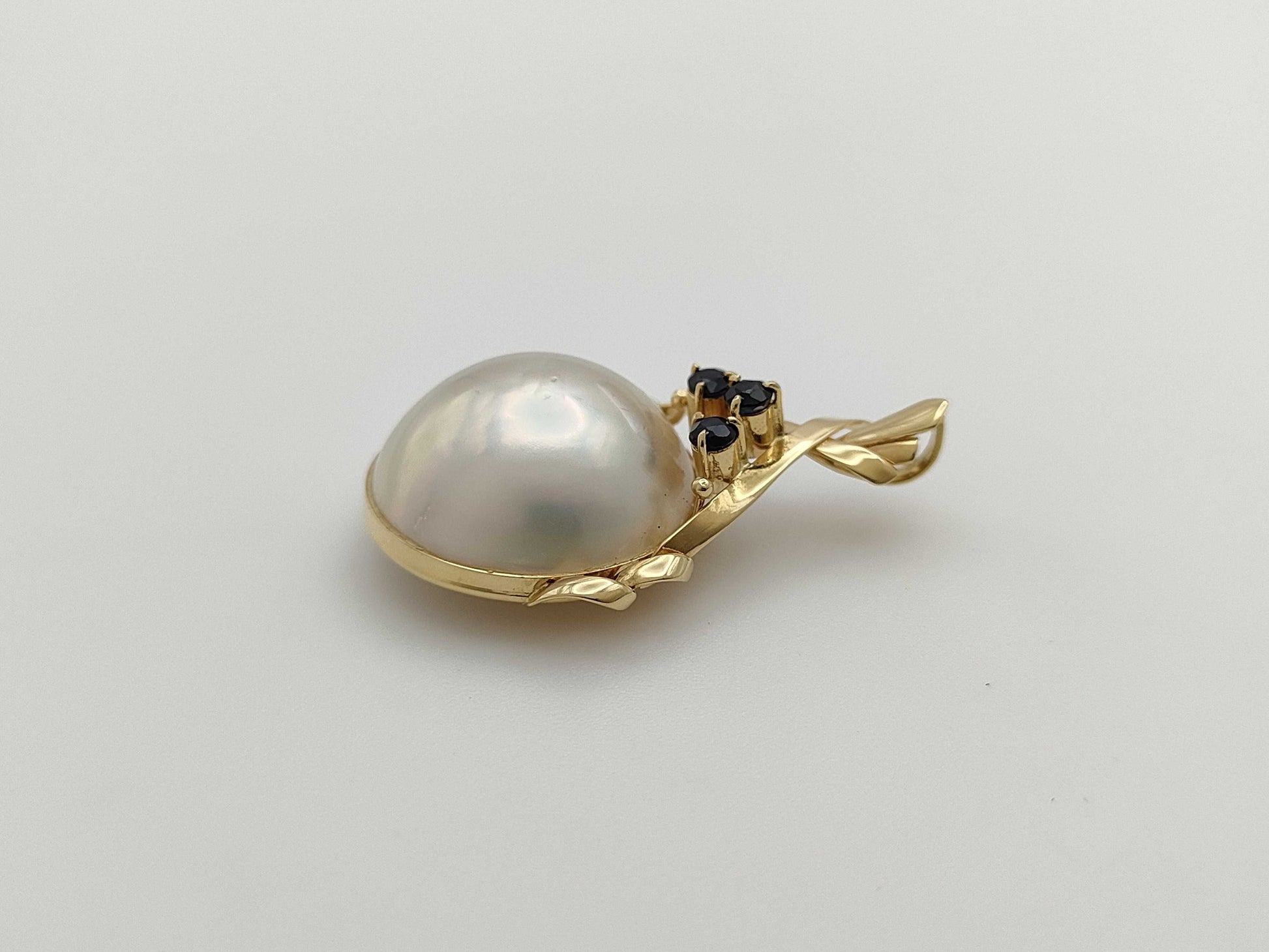Mabe pearl pendant, approximately 15.4mm diameter, sapphire, 18K gold, 3.6g 