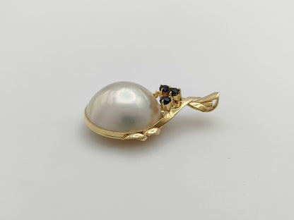 Mabe pearl pendant, approximately 15.4mm diameter, sapphire, 18K gold, 3.6g 
